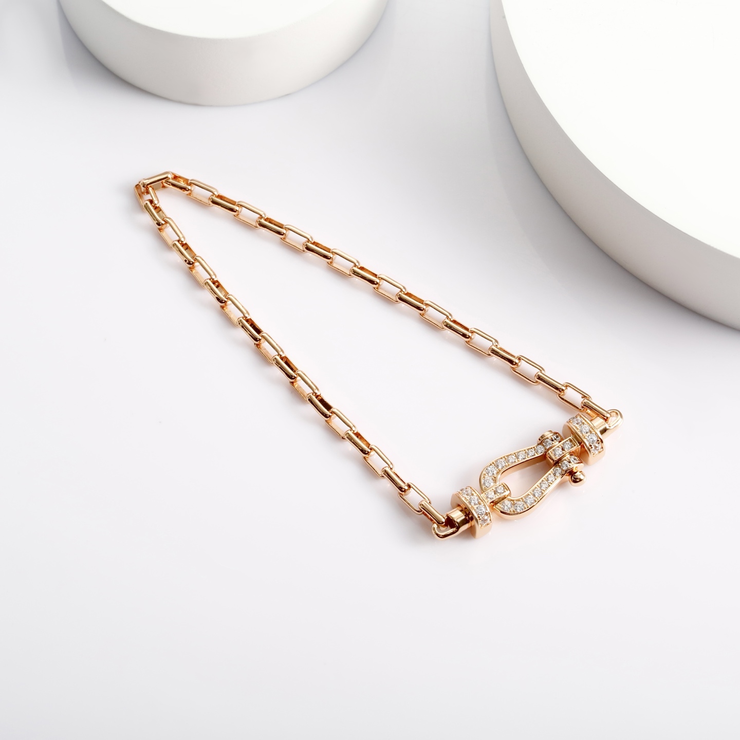 批发价💰185
FRED细版满钻马蹄手链
它那简约而不简单的设计，就像是低调奢华的代名词，每一款都能让你感受到“大繁至简”的魅力所在 。