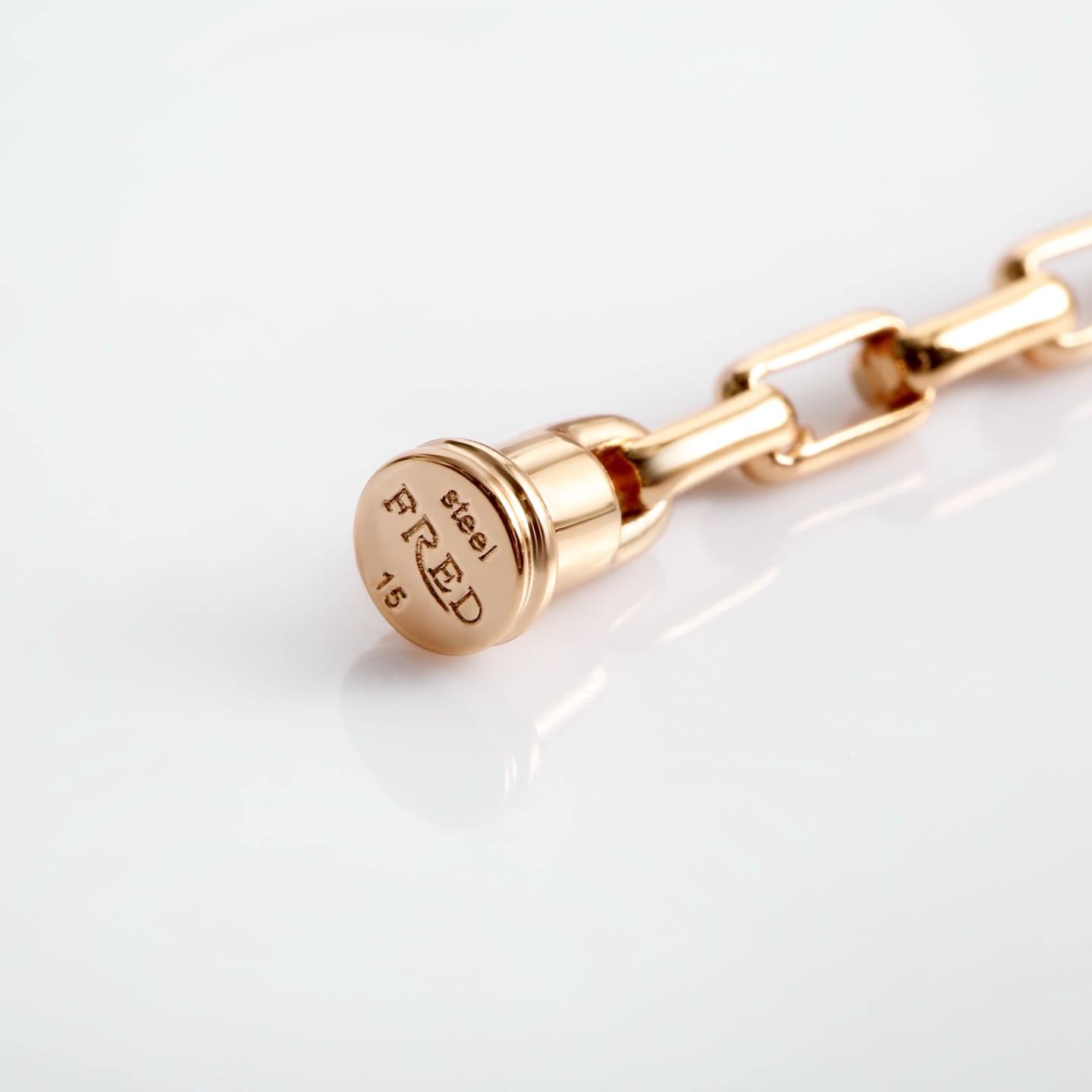 批发价💰185
FRED细版满钻马蹄手链
它那简约而不简单的设计，就像是低调奢华的代名词，每一款都能让你感受到“大繁至简”的魅力所在 。