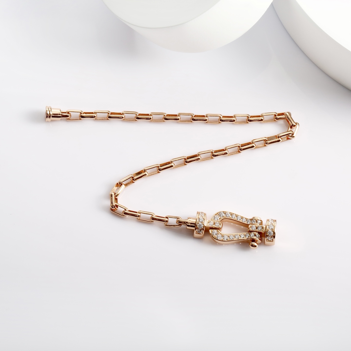 批发价💰185
FRED细版满钻马蹄手链
它那简约而不简单的设计，就像是低调奢华的代名词，每一款都能让你感受到“大繁至简”的魅力所在 。