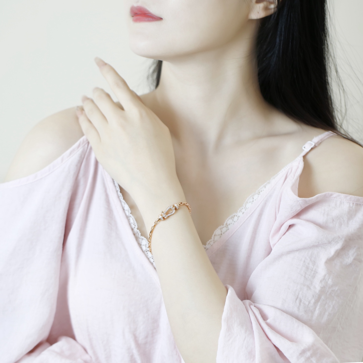 批发价💰185
FRED细版满钻马蹄手链
它那简约而不简单的设计，就像是低调奢华的代名词，每一款都能让你感受到“大繁至简”的魅力所在 。