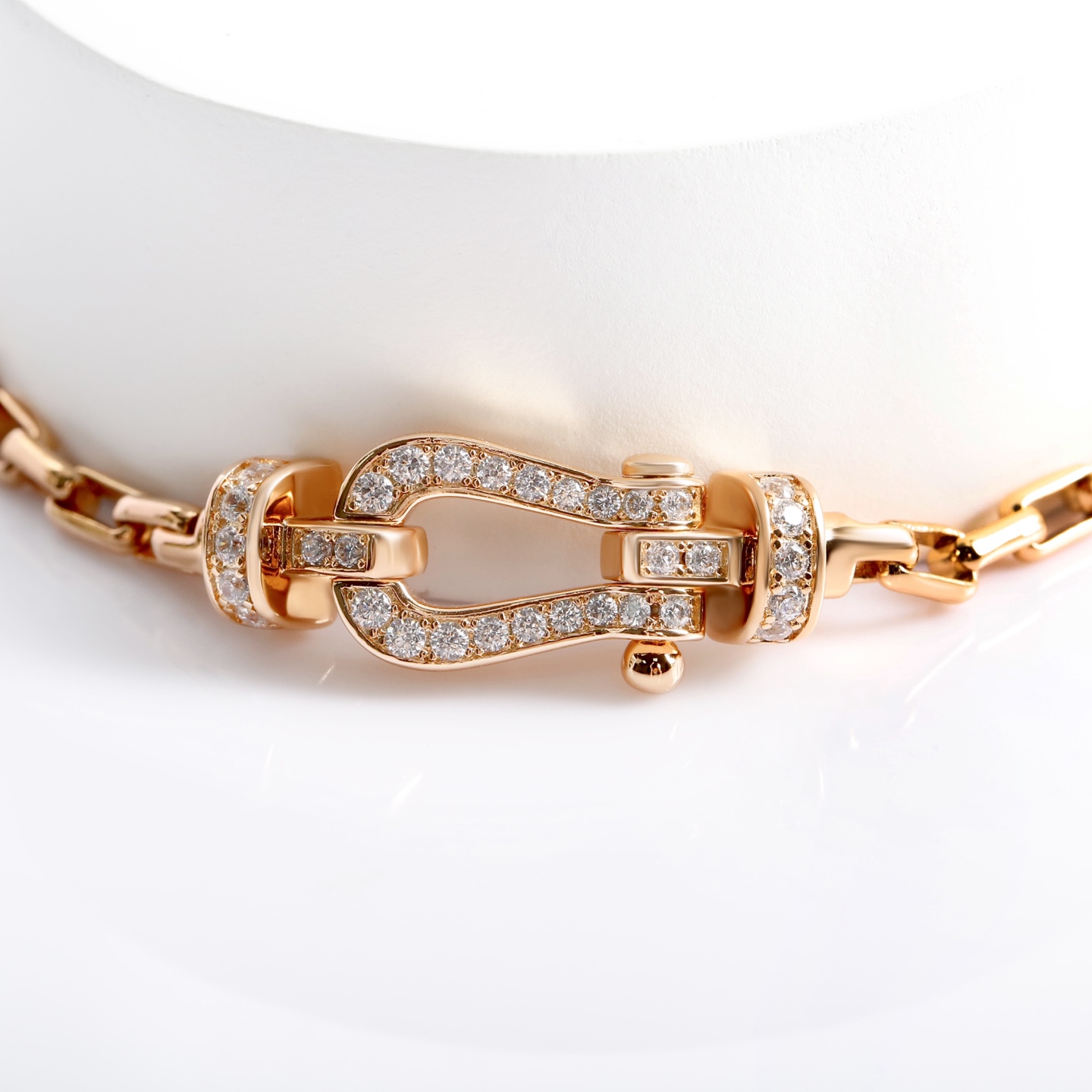 批发价💰185
FRED细版满钻马蹄手链
它那简约而不简单的设计，就像是低调奢华的代名词，每一款都能让你感受到“大繁至简”的魅力所在 。