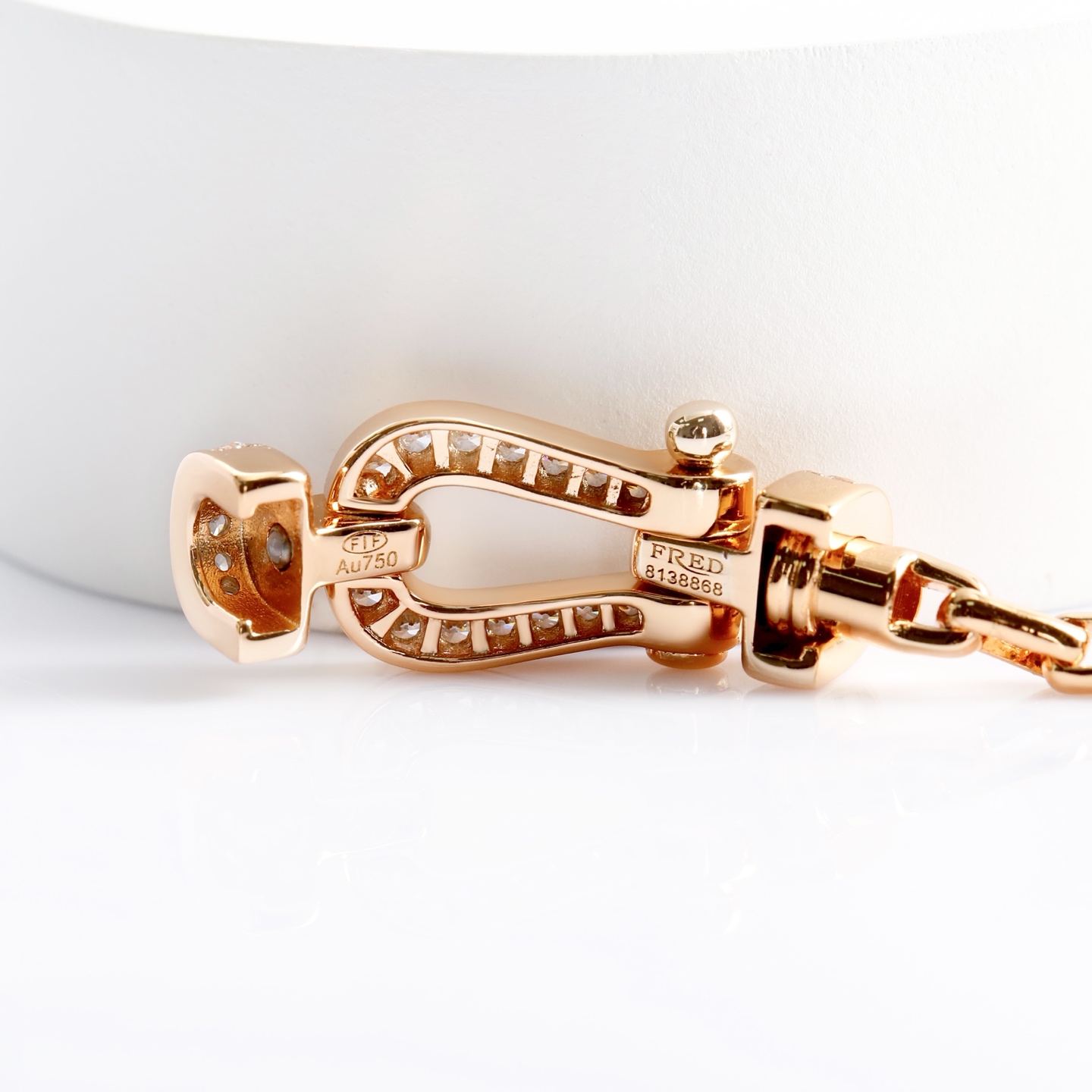 批发价💰185
FRED细版满钻马蹄手链
它那简约而不简单的设计，就像是低调奢华的代名词，每一款都能让你感受到“大繁至简”的魅力所在 。