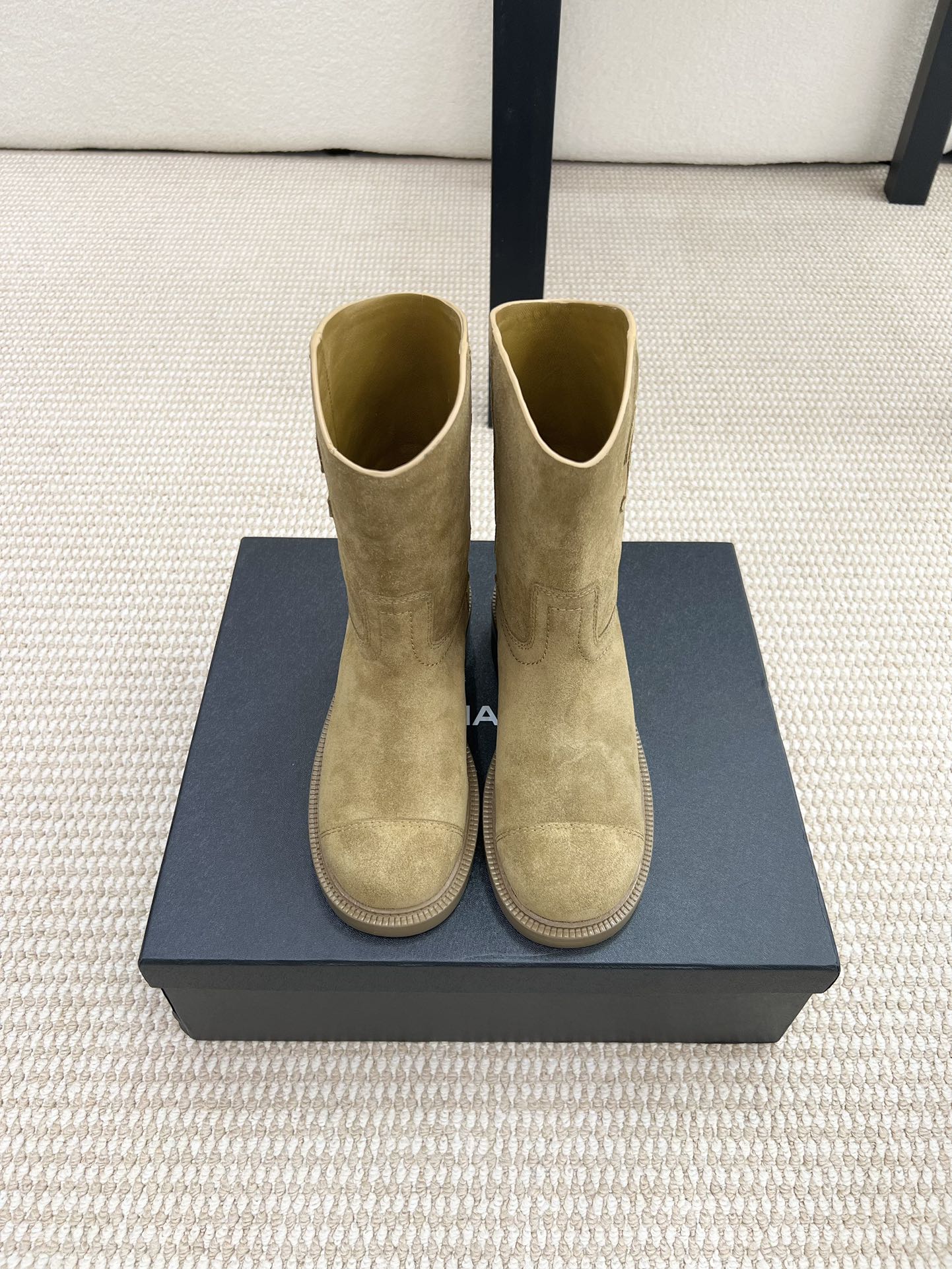 NO:479227,CHANEL Chanel short boots* small fragrance autumn and winter new big logo knight boots, simple, fashionable, luxurious, personal and atmospheric!  Natural and smooth beauty, a kind of beauty that stuns the time, and long legs should be displayed in winter~ Imported calfskin on the upper, water-dyed cowhide, heel height is about 3cm, size 35-39 (40,41 custom made without return) Soles Italian leather soles Leather soles 310 rubber soles, boots, chanel, chanel, boots, cowhide, Leather soles19860909CHANEL 香奈儿短靴*小香秋冬新款大logo骑士靴 简约时尚奢华个性又大气！自然流畅的美感,有种惊艳了时光的美感,冬日也要展现大长腿～ 鞋面进口小牛皮 内里水染牛皮里 跟高约3cm 码数35-39（40,41定制不退换） 鞋底意大利真皮大底 皮底 310橡胶底,靴子,chanel,chanel,boots,cowhide,Leather soles,Women's Shoes