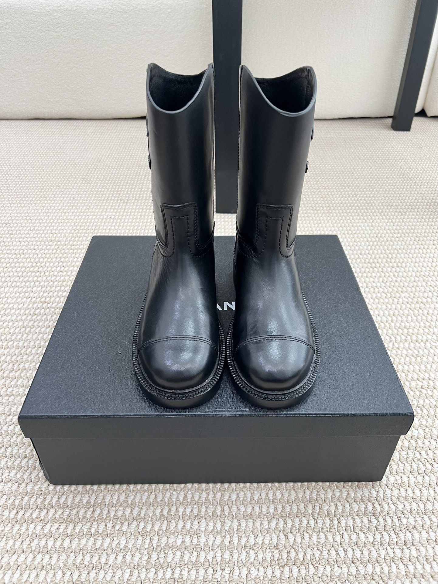 NO:479221,CHANEL Chanel short boots* small fragrance autumn and winter new big logo knight boots, simple, fashionable, luxurious, personal and atmospheric!  Natural and smooth beauty, a kind of beauty that stuns the beauty of time, and long legs should be displayed in winter~ Imported calfskin on the upper, water-dyed cowhide, heel height is about 3cm, size 35-39 (40,41 custom made without return and exchange) Soles Italian leather soles Leather soles 330.00 rubber soles, boots, chanel, chanel, boots, cowhide, Leather soles19860909CHANEL 香奈儿短靴*小香秋冬新款大logo骑士靴 简约时尚奢华个性又大气！自然流畅的美感,有种惊艳了时光的美感,冬日也要展现大长腿～ 鞋面进口小牛皮 内里水染牛皮里 跟高约3cm 码数35-39（40,41定制不退换） 鞋底意大利真皮大底 皮底330.00橡胶底,靴子,chanel,chanel,boots,cowhide,Leather soles,Women's Shoes