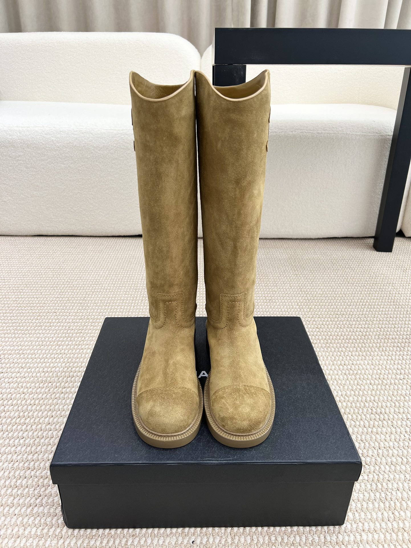 NO:479215,CHANEL Chanel short boots* small fragrance autumn and winter new big logo knight boots, simple, fashionable, luxurious, personal and atmospheric!  Natural and smooth beauty, a kind of beauty that stuns the time, and long legs should be displayed in winter~ Imported calfskin upper, water-dyed cowhide, heel height is about 3cm, size 35-39 (40,41 custom made without return) Sole Italian leather sole Leather sole 430.00 rubber sole, boots, chanel, chanel, boots, cowhide, Leather soles19860909CHANEL 香奈儿短靴*小香秋冬新款大logo骑士靴 简约时尚奢华个性又大气！自然流畅的美感,有种惊艳了时光的美感,冬日也要展现大长腿～ 鞋面进口小牛皮 内里水染牛皮里 跟高约3cm 码数35-39（40,41定制不退换） 鞋底意大利真皮大底 皮底 430.00橡胶底,靴子,chanel,chanel,boots,cowhide,Leather soles,Women's Shoes