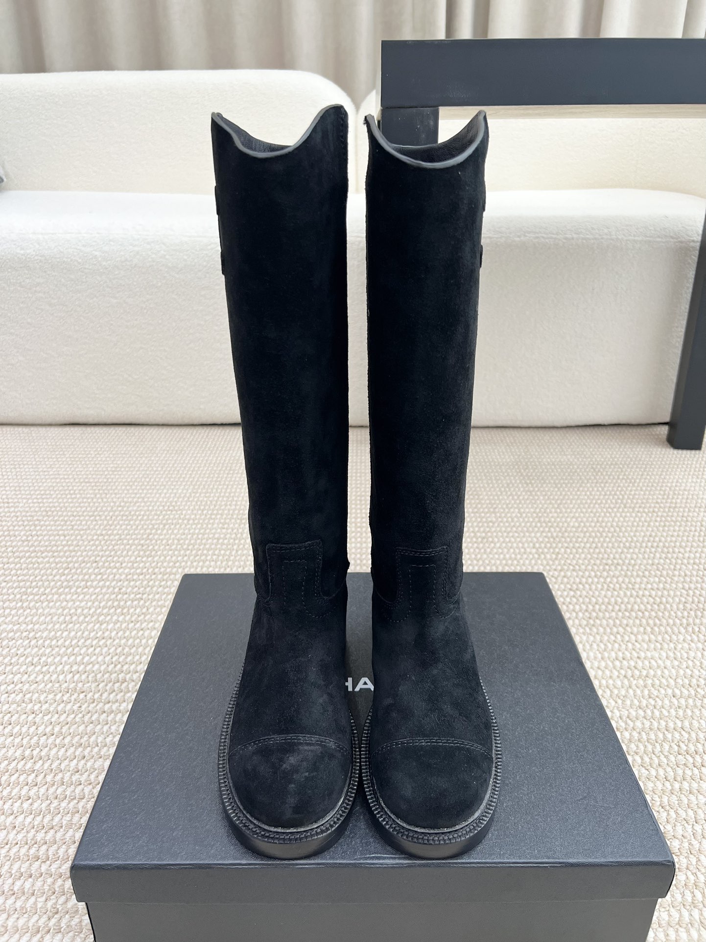 NO:479208,CHANEL Chanel short boots* small fragrance autumn and winter new big logo knight boots, simple, fashionable, luxurious, personal and atmospheric!  Natural and smooth beauty, a kind of beauty that stuns the time, and long legs should be displayed in winter~ Imported calfskin on the upper, water-dyed cowhide, heel height is about 3cm, size 35-39 (40,41 custom made without return) Sole Italian leather outsole Leather sole 420.00 rubber sole, boots, chanel, chanel, boots, cowhide, Leather soles19860909CHANEL 香奈儿短靴*小香秋冬新款大logo骑士靴 简约时尚奢华个性又大气！自然流畅的美感,有种惊艳了时光的美感,冬日也要展现大长腿～ 鞋面进口小牛皮 内里水染牛皮里 跟高约3cm 码数35-39（40,41定制不退换） 鞋底意大利真皮大底 皮底420.00橡胶底,靴子,chanel,chanel,boots,cowhide,Leather soles,Women's Shoes