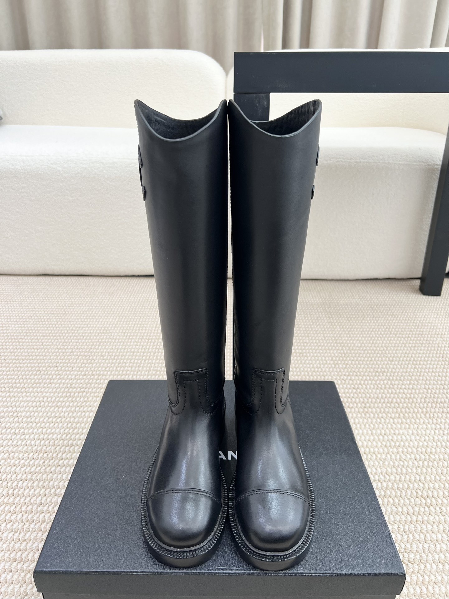 NO:479203,CHANEL Chanel short boots* small fragrance autumn and winter new big logo knight boots, simple, fashionable, luxurious, personal and atmospheric!  Natural and smooth beauty, a kind of beauty that stuns the beauty of time, and long legs should be displayed in winter~ Imported calfskin on the upper, water-dyed cowhide, heel height is about 3cm, size 35-39 (40,41 custom made without return and exchange) Soles Italian leather soles Leather soles Rubber soles 430.00, boots, chanel, chanel, boots, cowhide, Leather soles19860909CHANEL 香奈儿短靴*小香秋冬新款大logo骑士靴 简约时尚奢华个性又大气！自然流畅的美感,有种惊艳了时光的美感,冬日也要展现大长腿～ 鞋面进口小牛皮 内里水染牛皮里 跟高约3cm 码数35-39（40,41定制不退换） 鞋底意大利真皮大底 皮底 橡胶底430.00,靴子,chanel,chanel,boots,cowhide,Leather soles,Women's Shoes