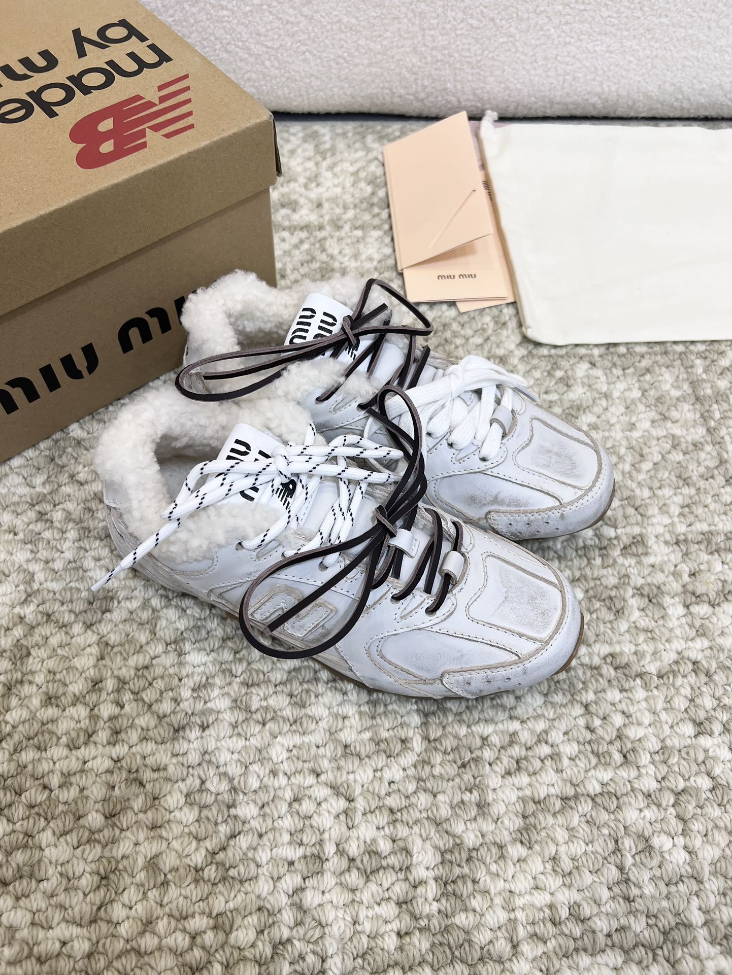 P330 Miumiu x New Balance 联名款NB秋冬新款保暖羊羔毛款- - - - - -
Miu Miu 缪缪大秀上爆出的这双与New Balance 新百伦联名款运动 球鞋 后全球各大代购官网火爆上市.
2024走秀场曝光、非常留行的美拉德配色平底鞋，双鞋带设计、独特风格，非常有质感！上脚非常轻便 百搭！新增毛里款
面料:  原版定制高丝光牛反绒 头层牛皮
内里:  羊羔毛
颜色：如图
鞋底:  原版开模牛筋大底
底厚：2.5CM
尺码:   35-39（40 41订做不退换）