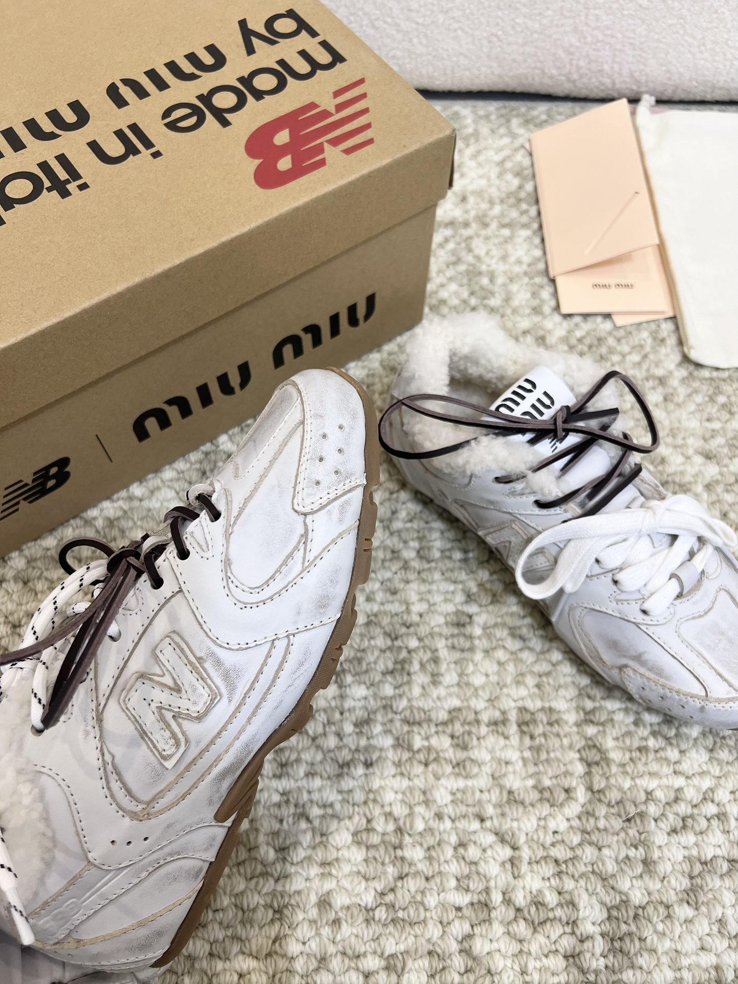 P330 Miumiu x New Balance 联名款NB秋冬新款保暖羊羔毛款- - - - - -
Miu Miu 缪缪大秀上爆出的这双与New Balance 新百伦联名款运动 球鞋 后全球各大代购官网火爆上市.
2024走秀场曝光、非常留行的美拉德配色平底鞋，双鞋带设计、独特风格，非常有质感！上脚非常轻便 百搭！新增毛里款
面料:  原版定制高丝光牛反绒 头层牛皮
内里:  羊羔毛
颜色：如图
鞋底:  原版开模牛筋大底
底厚：2.5CM
尺码:   35-39（40 41订做不退换）