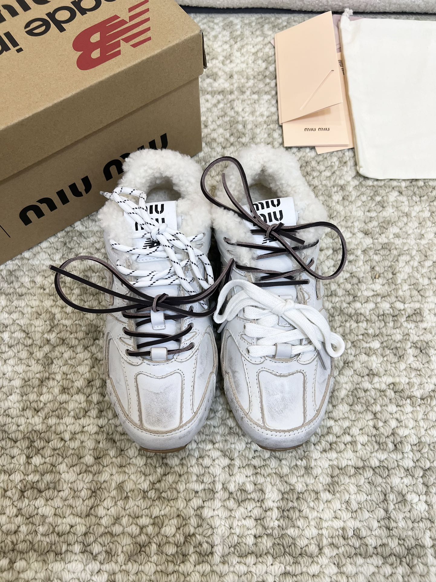 P330 Miumiu x New Balance 联名款NB秋冬新款保暖羊羔毛款- - - - - -
Miu Miu 缪缪大秀上爆出的这双与New Balance 新百伦联名款运动 球鞋 后全球各大代购官网火爆上市.
2024走秀场曝光、非常留行的美拉德配色平底鞋，双鞋带设计、独特风格，非常有质感！上脚非常轻便 百搭！新增毛里款
面料:  原版定制高丝光牛反绒 头层牛皮
内里:  羊羔毛
颜色：如图
鞋底:  原版开模牛筋大底
底厚：2.5CM
尺码:   35-39（40 41订做不退换）