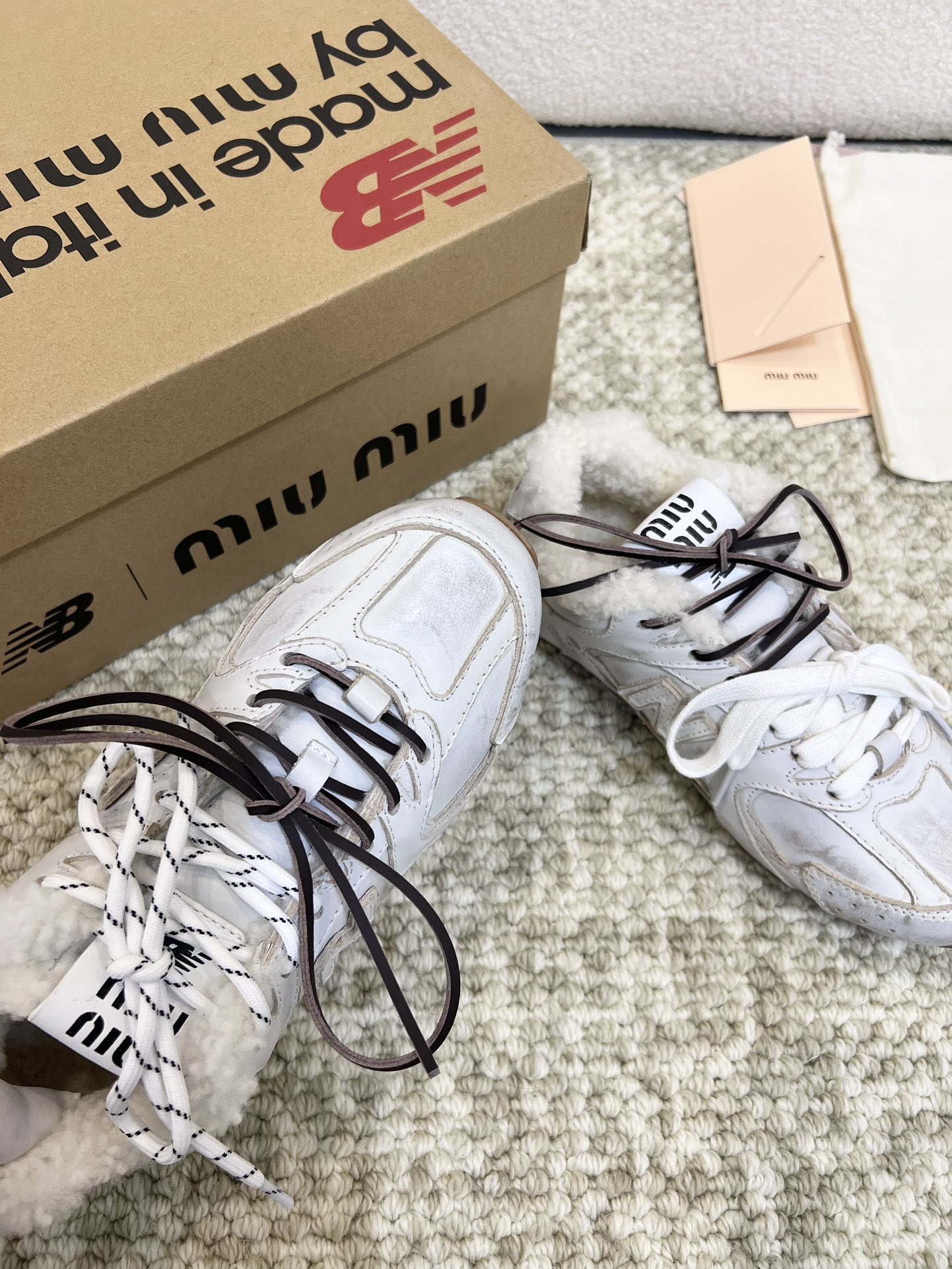 P330 Miumiu x New Balance 联名款NB秋冬新款保暖羊羔毛款- - - - - -
Miu Miu 缪缪大秀上爆出的这双与New Balance 新百伦联名款运动 球鞋 后全球各大代购官网火爆上市.
2024走秀场曝光、非常留行的美拉德配色平底鞋，双鞋带设计、独特风格，非常有质感！上脚非常轻便 百搭！新增毛里款
面料:  原版定制高丝光牛反绒 头层牛皮
内里:  羊羔毛
颜色：如图
鞋底:  原版开模牛筋大底
底厚：2.5CM
尺码:   35-39（40 41订做不退换）