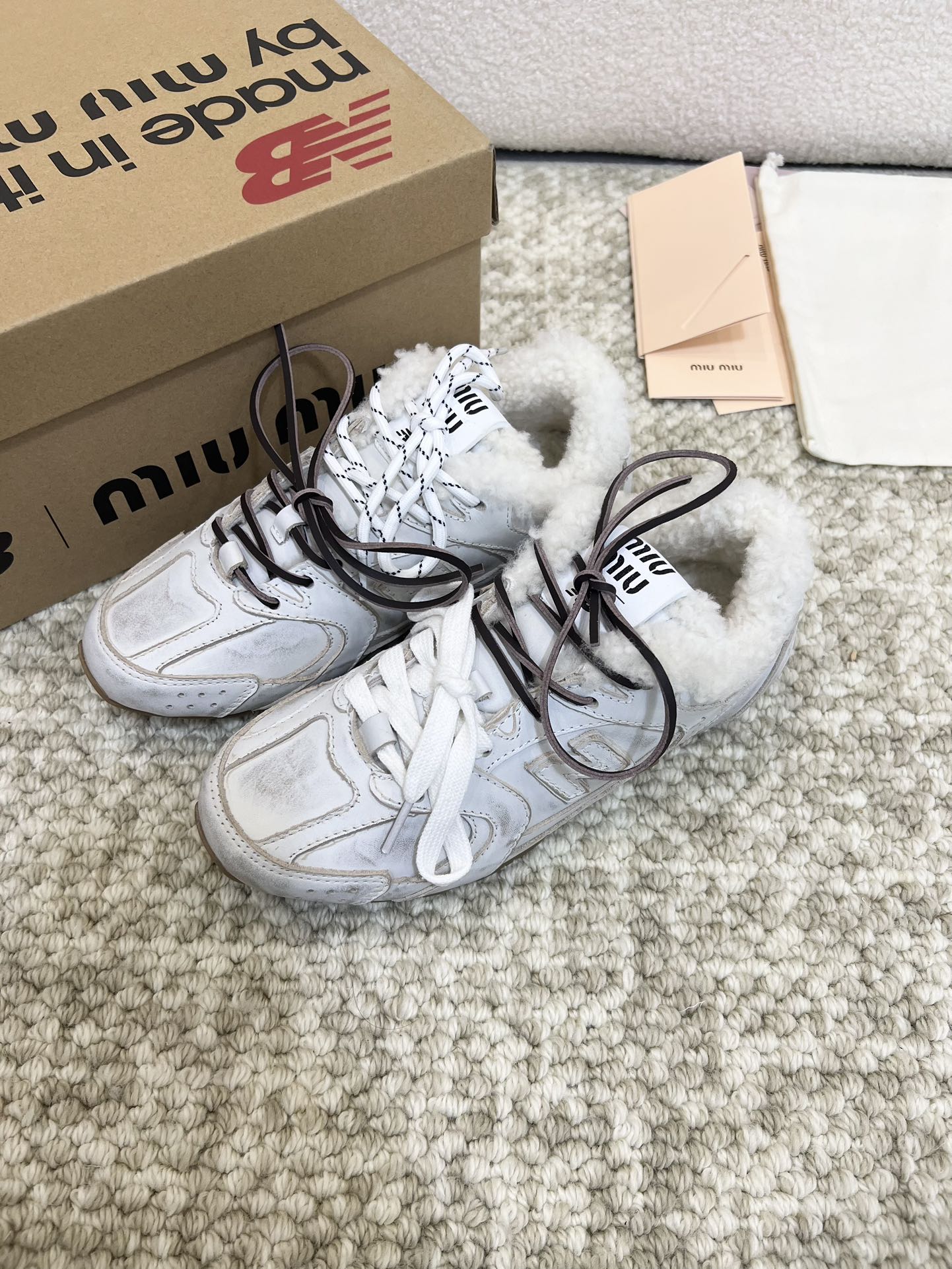 P330 Miumiu x New Balance 联名款NB秋冬新款保暖羊羔毛款- - - - - -
Miu Miu 缪缪大秀上爆出的这双与New Balance 新百伦联名款运动 球鞋 后全球各大代购官网火爆上市.
2024走秀场曝光、非常留行的美拉德配色平底鞋，双鞋带设计、独特风格，非常有质感！上脚非常轻便 百搭！新增毛里款
面料:  原版定制高丝光牛反绒 头层牛皮
内里:  羊羔毛
颜色：如图
鞋底:  原版开模牛筋大底
底厚：2.5CM
尺码:   35-39（40 41订做不退换）