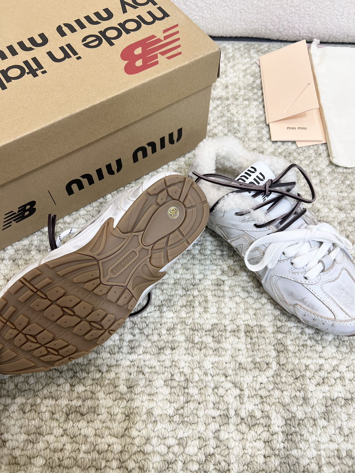 P330 Miumiu x New Balance 联名款NB秋冬新款保暖羊羔毛款- - - - - -
Miu Miu 缪缪大秀上爆出的这双与New Balance 新百伦联名款运动 球鞋 后全球各大代购官网火爆上市.
2024走秀场曝光、非常留行的美拉德配色平底鞋，双鞋带设计、独特风格，非常有质感！上脚非常轻便 百搭！新增毛里款
面料:  原版定制高丝光牛反绒 头层牛皮
内里:  羊羔毛
颜色：如图
鞋底:  原版开模牛筋大底
底厚：2.5CM
尺码:   35-39（40 41订做不退换）