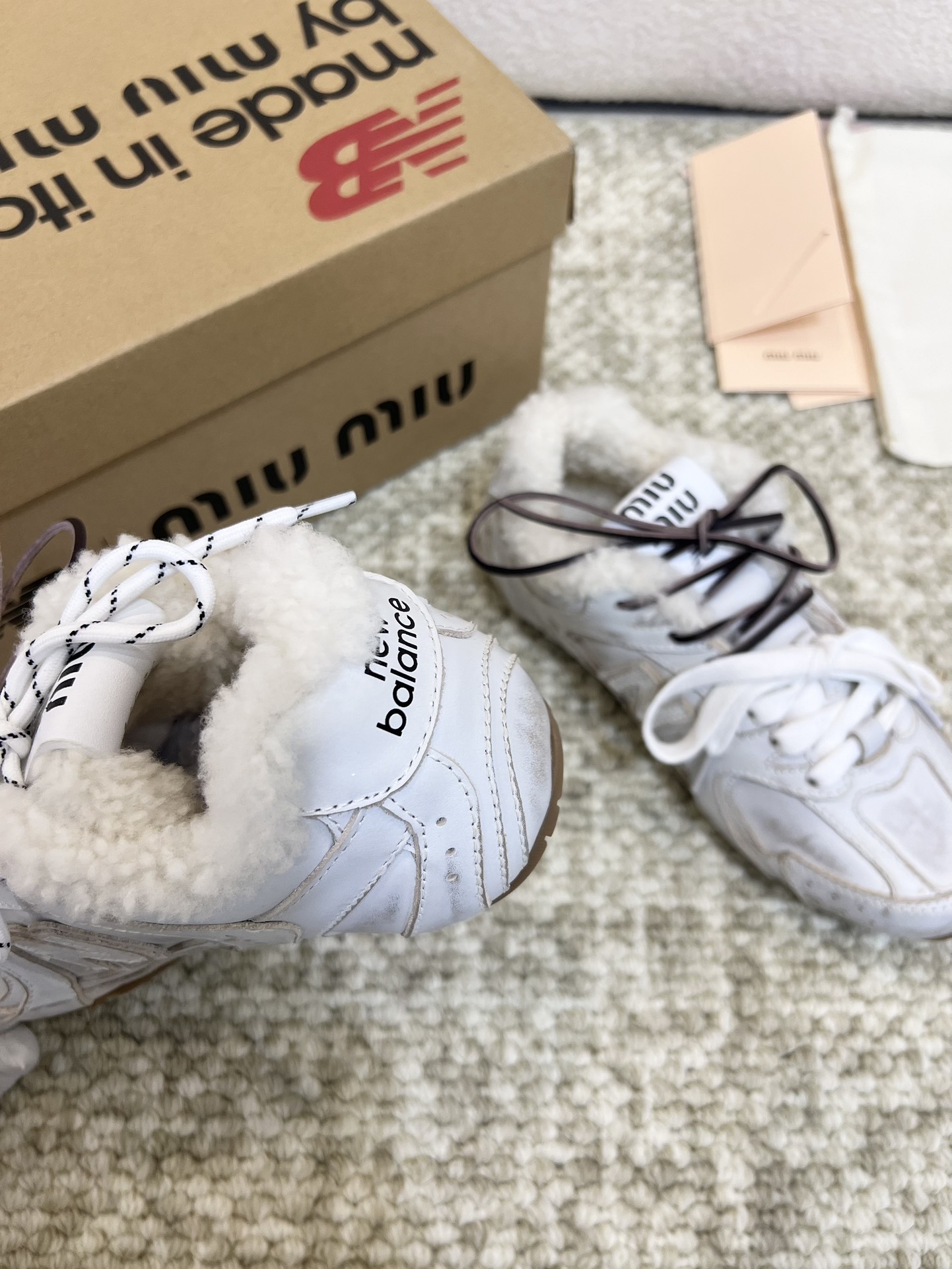 P330 Miumiu x New Balance 联名款NB秋冬新款保暖羊羔毛款- - - - - -
Miu Miu 缪缪大秀上爆出的这双与New Balance 新百伦联名款运动 球鞋 后全球各大代购官网火爆上市.
2024走秀场曝光、非常留行的美拉德配色平底鞋，双鞋带设计、独特风格，非常有质感！上脚非常轻便 百搭！新增毛里款
面料:  原版定制高丝光牛反绒 头层牛皮
内里:  羊羔毛
颜色：如图
鞋底:  原版开模牛筋大底
底厚：2.5CM
尺码:   35-39（40 41订做不退换）