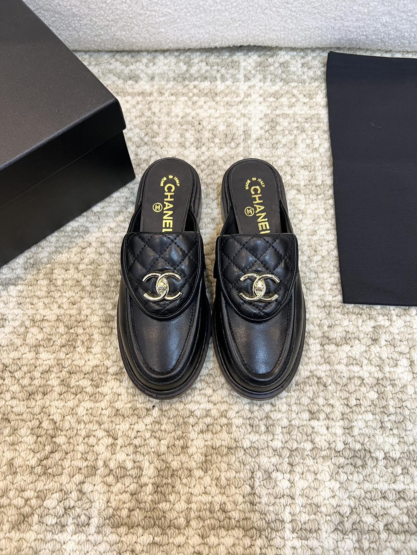 NO:225918,CHANEL Chanel high-end quality 2025 new spring and summer flip slippers, a must-have hot spring Xiangjia style, goddess series, has the elegant and famous temperament of Xiangjia, super durable and irresistible!  Imported lambskin in inner foot pad, soft and comfortable. Original mold version, Italian leather large soles. Standard code 35-40 (41 42 customized):, semi-drag, chanel, chanel, chanel, chanel, slippers, sheepskin, Leather soles19860909CHANEL 香奈儿高端品质2025新款春夏款翻盖拖鞋,春季香家必备爆款,女神系列,拥有香家特色优雅名媛气质,超级耐看,让人无法抗拒！ 内里垫脚进口小羊皮,柔软舒适性高 原模开版,意大利真皮大底 标准码 35-40（41 42订制） :,半拖,chanel,chanel,chanel,slippers,sheepskin,Leather soles,Women's Shoes