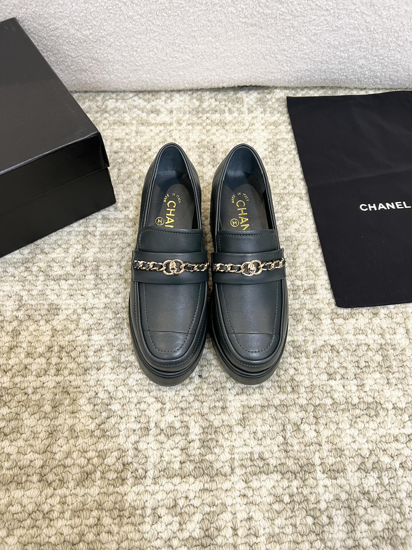 NO:225900,CHANEL/Chanel 25 early spring new thick-soled women's shoes look good no matter how you match it, a must-have for fashionable things!  The matching shows a unique dressing style, and the white mix is ​​shining in place, keeping up with Grandma Xiang’s fashion pace!  The overall look and feels very good and comfortable to match. Upper lambskin / oily leather inner lambskin, outsole original outsole, heel height 6.5cm, size 35-40 (41 order), loafers, chanel, chanel, loafers, sheepskin19860909CHANEL/香奈儿 25早春新款厚底女鞋,怎么搭配都好看,时髦精必备！搭配展现与众不同的穿搭风格、白由混搭闪耀到位,跟紧香奶奶时尚步伐！上脚整体非常好看舒服的搭配 鞋面小羊皮 /油皮 内里羊皮里  大底原版大底 跟高6.5cm 尺码35-40（41订）,乐福鞋,chanel,chanel,loafers,sheepskin,Women's Shoes