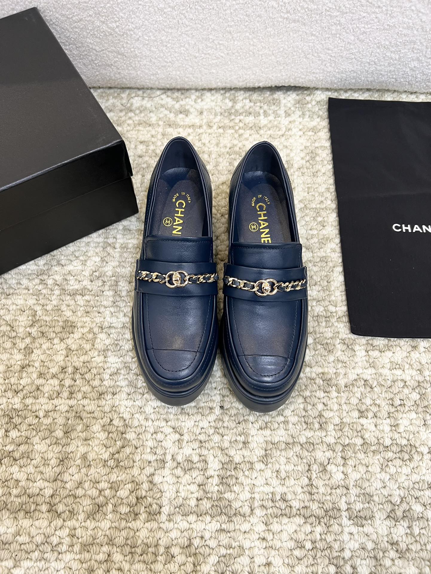 NO:225906,CHANEL/Chanel 25 early spring new thick-soled women's shoes look good no matter how you match it, a must-have for fashionable things!  The matching shows a unique dressing style, and the white mix is ​​shining in place, keeping up with Grandma Xiang’s fashion pace!  The overall look and feels very good and comfortable to match. Upper lambskin / oily leather inner lambskin, outsole original outsole, heel height 6.5cm, size 35-40 (41 order), loafers, chanel, chanel, loafers, sheepskin19860909CHANEL/香奈儿 25早春新款厚底女鞋,怎么搭配都好看,时髦精必备！搭配展现与众不同的穿搭风格、白由混搭闪耀到位,跟紧香奶奶时尚步伐！上脚整体非常好看舒服的搭配 鞋面小羊皮 /油皮 内里羊皮里  大底原版大底 跟高6.5cm 尺码35-40（41订),乐福鞋,chanel,chanel,loafers,sheepskin,Women's Shoes