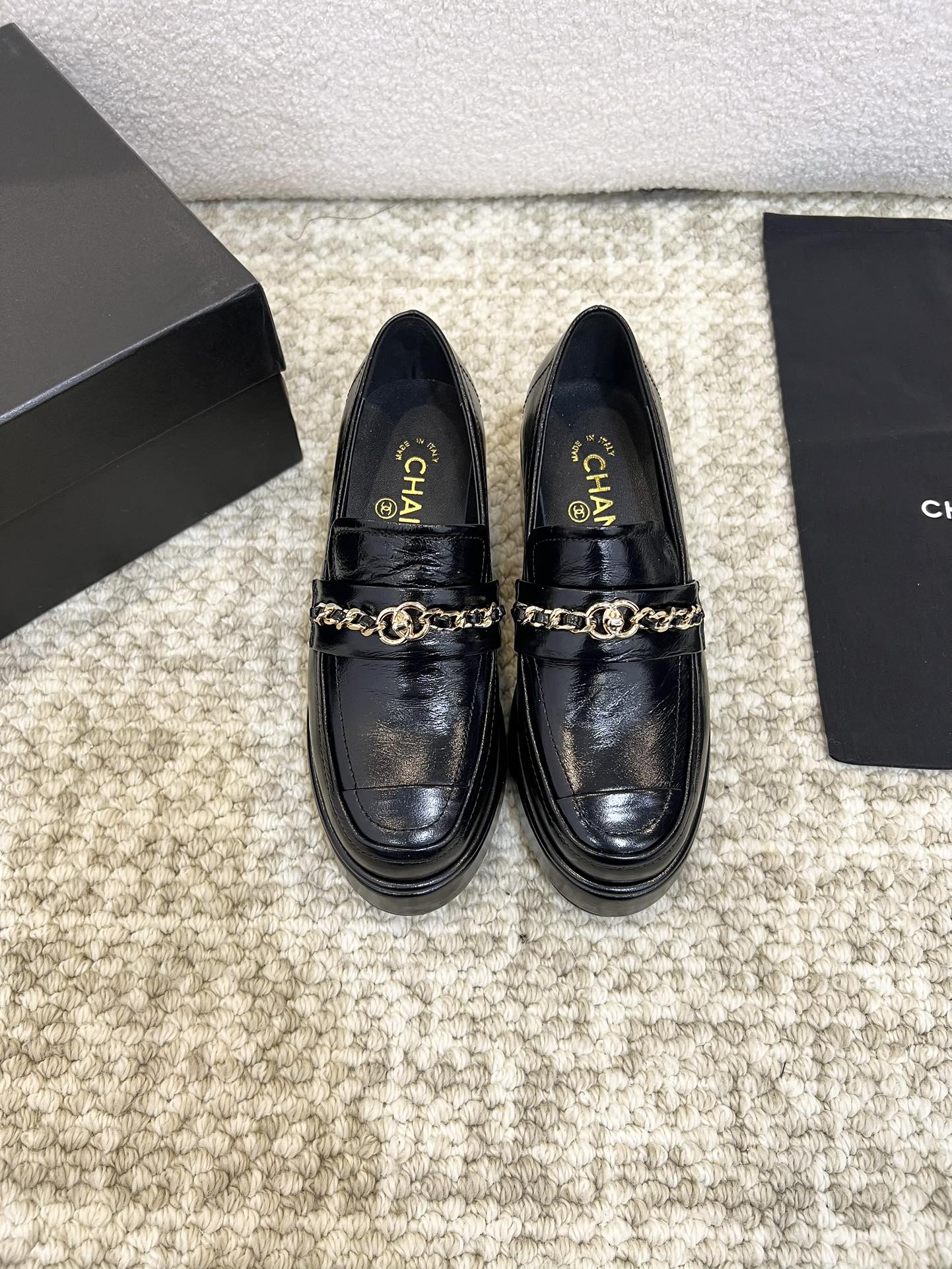 NO:225912,CHANEL/Chanel 25 early spring new thick-soled women's shoes look good no matter how you match it, a must-have for fashionable things!  The matching shows a unique dressing style, and the white mix is ​​shining in place, keeping up with Grandma Xiang’s fashion pace!  The overall look and feels very good and comfortable to match. Upper lambskin / oily leather inner lambskin, outsole original outsole, heel height 6.5cm, size 35-40 (41 order), loafers, chanel, chanel, loafers, sheepskin19860909CHANEL/香奈儿 25早春新款厚底女鞋,怎么搭配都好看,时髦精必备！搭配展现与众不同的穿搭风格、白由混搭闪耀到位,跟紧香奶奶时尚步伐！上脚整体非常好看舒服的搭配 鞋面小羊皮 /油皮 内里羊皮里  大底原版大底 跟高6.5cm 尺码35-40（41订）,乐福鞋,chanel,chanel,loafers,sheepskin,Women's Shoes