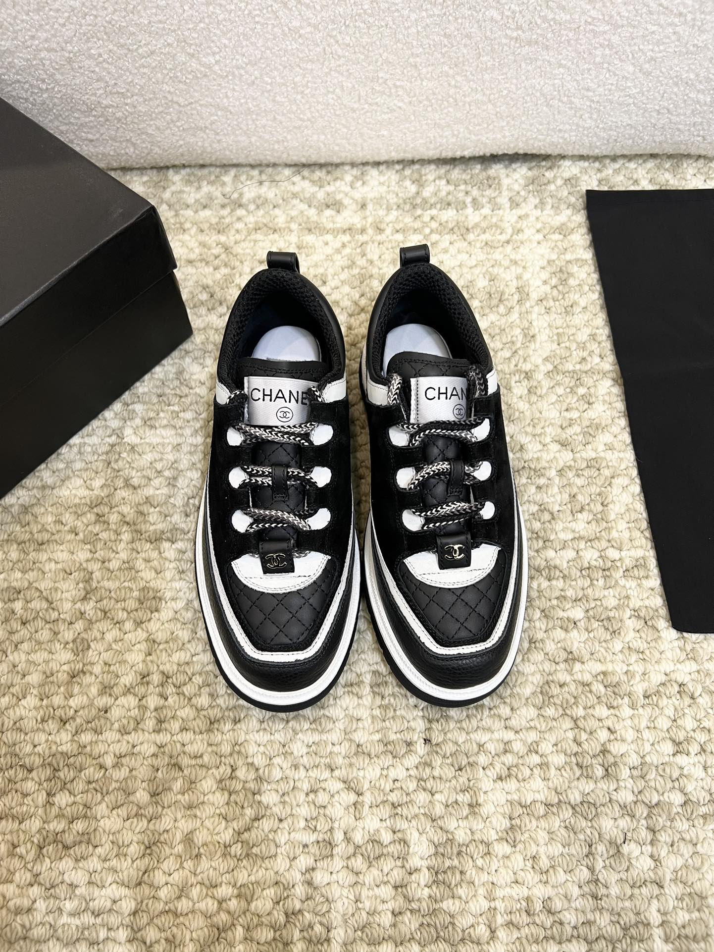 NO:225894,CHANEL/Chanel new casual shoes, super versatile!  Double C logo embellishment!  Imported cowhide The texture of natural animal leather visible to the naked eye!  Top version, no pressure in and out of the cabinet, very book-like and elegant on the feet, excellent foot feel, versatile items, cowhide upper, cowhide, breathable mesh cloth, large sole original board mold opening, size 35-40, casual shoes/sports shoes, chanel, chanel, sneakers, cowhide19860909CHANEL/香奈儿新款休闲鞋 ,超级百搭款！双C logo点缀！进口牛皮肉眼可见的天然动物皮革的质感！ 顶级版本 进出柜柜无压力 上脚很有书香气质 脚感超好 百搭单品 鞋面牛皮加牛猄 内里透气网眼布 大底原板开模 码数35-40,休闲鞋/运动鞋,chanel,chanel,sneakers,cowhide,Women's Shoes