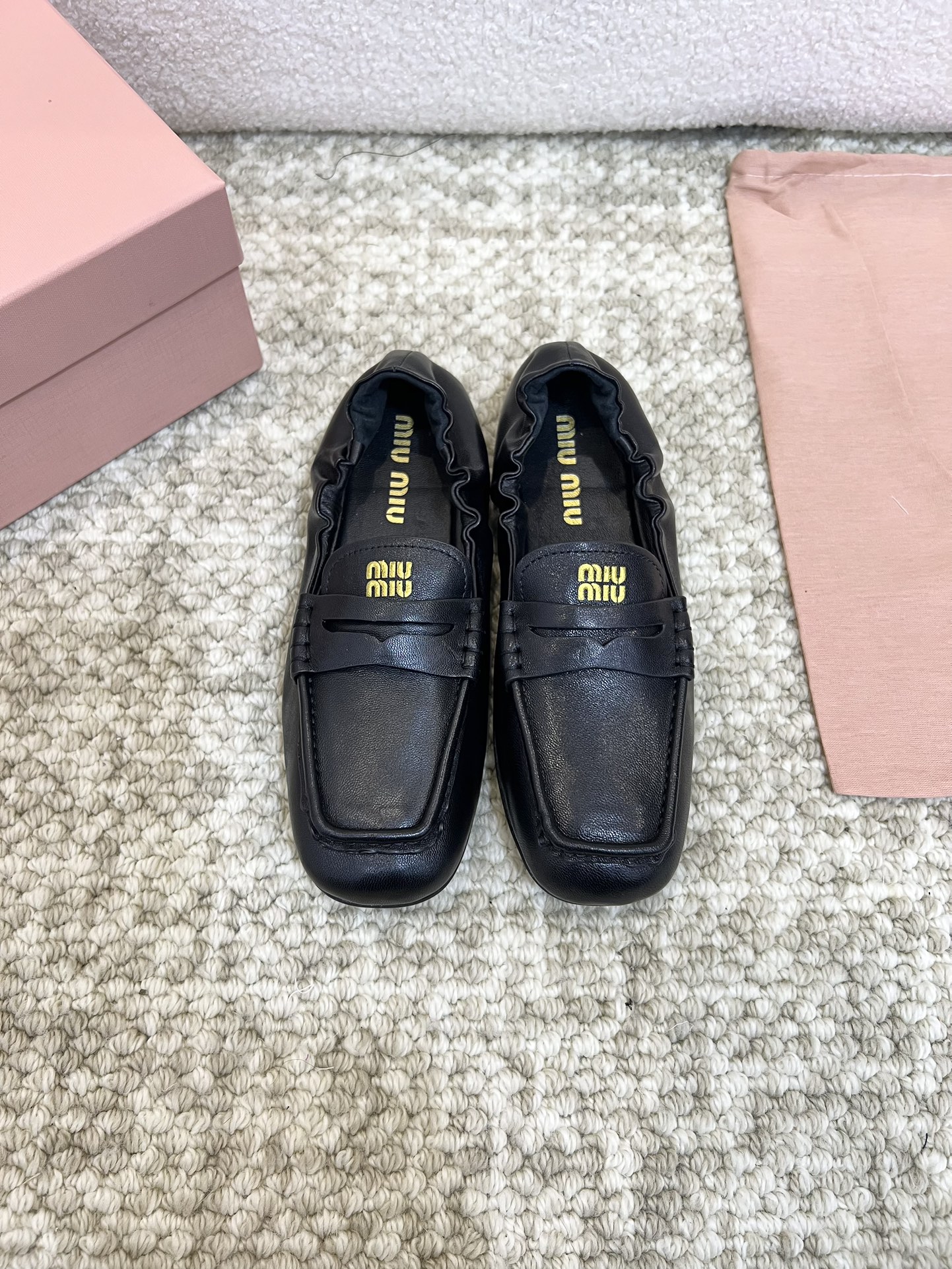 NO:225890,MiuMiu 25ss spring and summer catwalk style, lazy single shoes and ballet shoes are the most worth buying this year!  Many internet celebrities are on their feet. Miumiu is really cool and spicy this autumn and winter. Limited versions are very difficult to buy in the counter. The foot feels great!  Original ZP development, soft leather upper, inner lining: sheepskin inner lining, original molded sole, size: 35~40, high heel, about 4cm flat sole, beanie, miumiu, sheepskin19860909MiuMiu 缪缪25ss春夏走秀款,一脚蹬懒人单鞋 芭蕾舞鞋 今年最值得入手的单鞋 ！超多网红明星上脚 miumiu今年秋冬确实泰酷辣 秋冬限定款 专柜非常难买 脚感超赞！原版ZP开发 鞋面植柔皮 内里:羊皮内里 鞋底原版开模大底 码数:35~40  跟高高跟约4cm 平底,豆豆鞋,miumiu,sheepskin,Women's Shoes