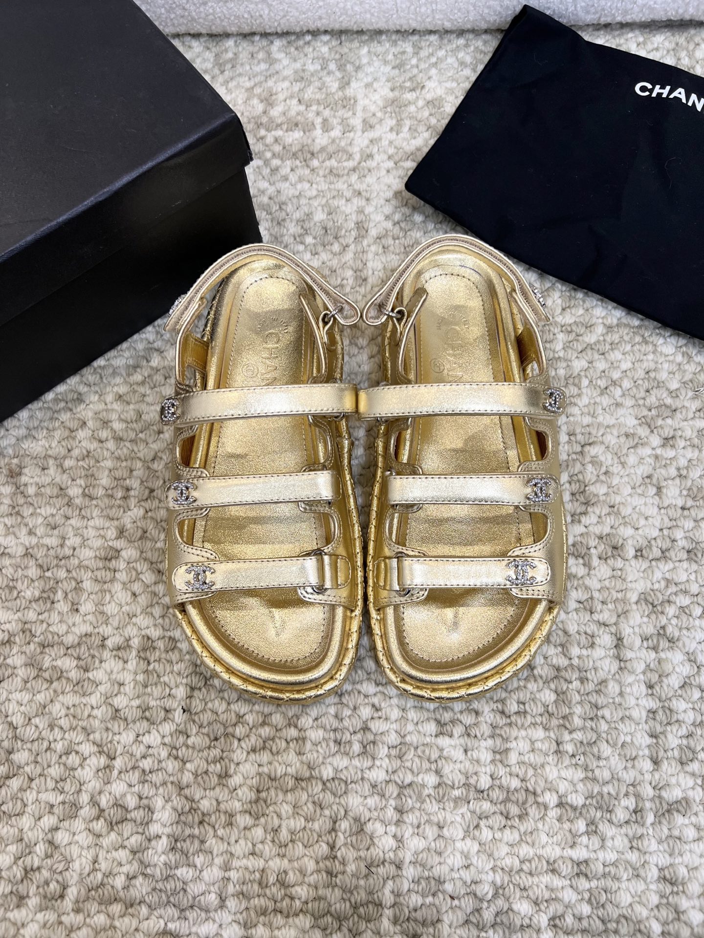 NO:225869,25 early spring new top version Chanel Chanel new color Velcro beach sandals original 11 heavy industry, ZP shoe last replica classic 360 perfect visual original custom top imported sheepskin original outsole size 35-41, slipper sandals, chanel, chanel, sandals, slippers, sheepskin1986090925早春新款顶级版本Chanel 香奈儿新颜色魔术贴沙滩凉鞋 原版11重工打造,ZP鞋楦复刻经典360的完美视觉原版定制顶级进口羊皮 原版大底 码数35—41,拖鞋凉鞋,chanel,chanel,sandals,slippers,sheepskin,Women's Shoes