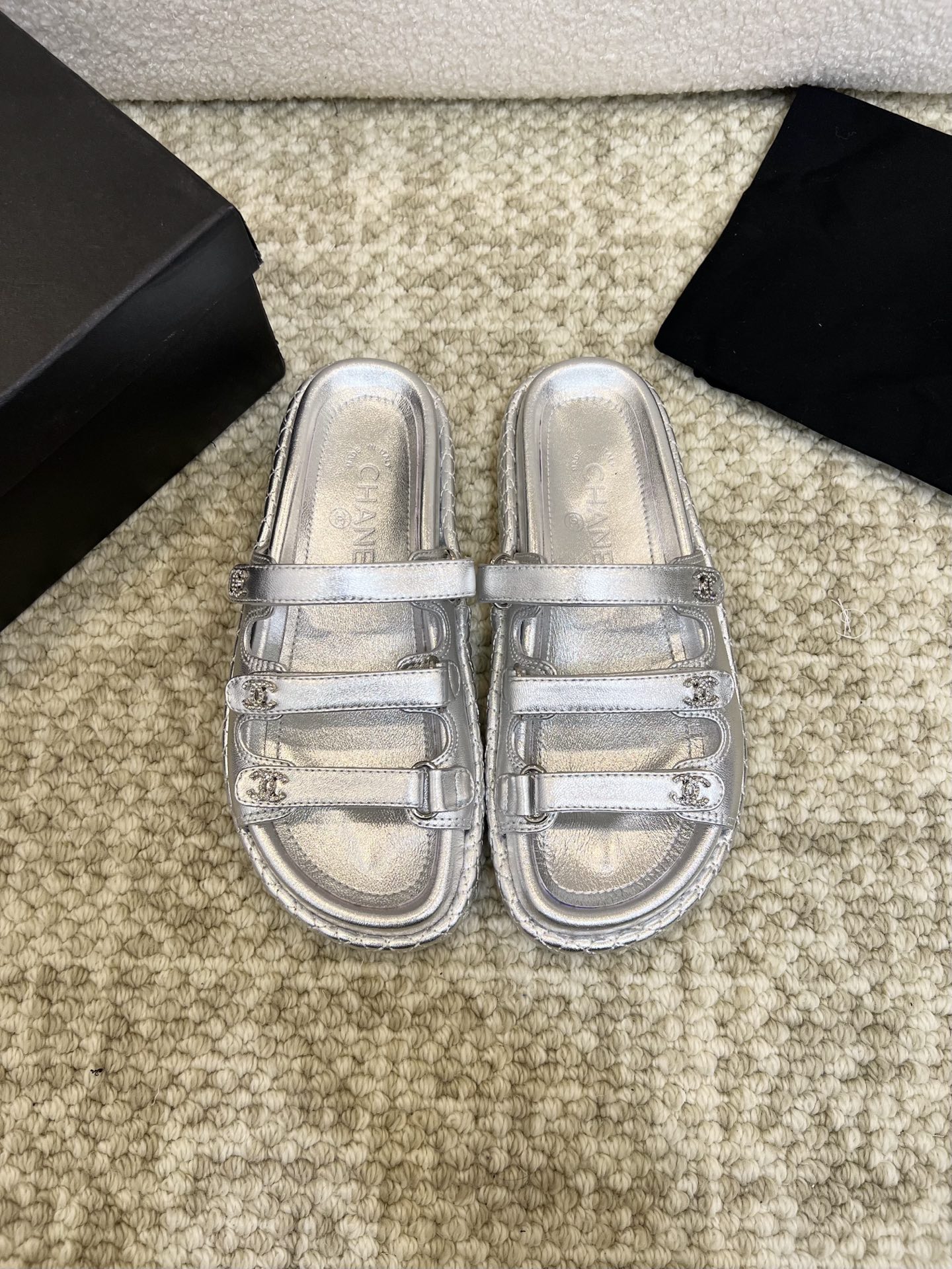 NO:225874,25 early spring new top version Chanel Chanel new color Velcro beach sandals original 11 heavy industry, ZP shoe last replica classic perfect visual original custom top imported sheepskin original outsole size 35-41 sandals semi-slippers sandals, chanel, chanel, sandals, slippers, sheepskin1986090925早春新款顶级版本Chanel 香奈儿新颜色魔术贴沙滩凉鞋 原版11重工打造,ZP鞋楦复刻经典的完美视觉原版定制顶级进口羊皮 原版大底 码数35—41 凉鞋 半拖,拖鞋凉鞋,chanel,chanel,sandals,slippers,sheepskin,Women's Shoes