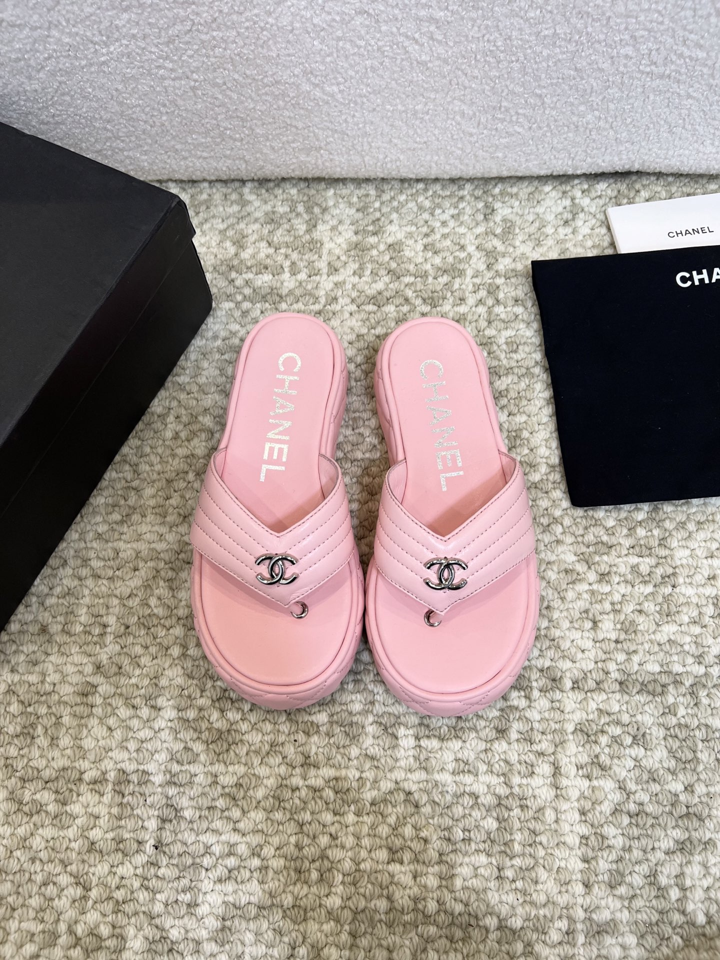 NO:236653,Top version CHANEL/Chanel new product, thick-soled sponge cake, three-ear clip-toe sandals slippers, a must-have sandals series that must be bought in summer. It is literary and fashionable. The dressing rate is too high. The thick-soled really makes it yyds in lengthening legs. It is versatile and comfortable. It becomes a big and long legs in seconds when it comes to the feet!  Imported lambskin upper inner/foot pad sheepskin outsole original outsole heel height about 4cm size 35-41 slippers sandals, split-toe shoes, chanel, chanel, sandals, slippers, sheepskin19860909顶级版本 CHANEL/香奈儿新品 厚底松糕三耳夹趾凉鞋拖鞋 夏天一定要入的凉拖系列 可文艺可时髦 穿搭率实在太高了 厚底在拉长腿方面真的yyds 百搭舒适 上脚秒变大长腿！ 鞋面进口小羊皮 内里/垫脚羊皮 大底原版大底 跟高约4cm 码数35-41拖鞋批 凉鞋批,分趾鞋,chanel,chanel,sandals,slippers,sheepskin,Women's Shoes