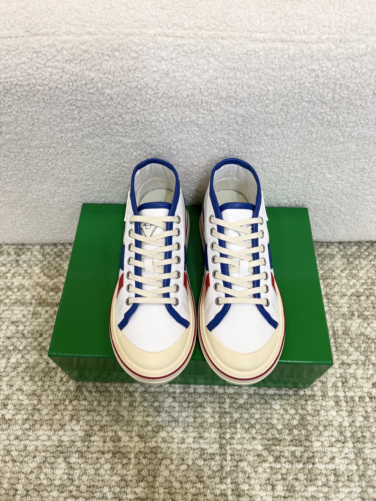 NO:236671,25 top-level new B V canvas shoes classic retro casual sneakers ~~~~~~~~ Spring top booking Xiaohongshu hits Celebrities Internet celebrity street photography catwalk imported shoes special canvas Fashion trendy color matching Original 1:1 mold opening TPU trademark Non-slip wear-resistant sole Your spring C-position boots are in place Materials Imported canvas from Italy Original fabric Size 35-40 Low top High top, casual shoes/sports shoes, boots, sneakers1986090925顶级走秀新款B V帆布鞋经典复古休闲运动鞋 ～～～～～～ 春日顶流预定 小红书爆款 明星 网红街拍走秀款 进口鞋材专用帆布 时尚潮流彩色搭配 原版1:1开模TPU商标 防滑耐磨大底 你的春季C位战靴已就位 材料意大利进口帆布 内里原版布料 尺码35-40 低帮 高帮,休闲鞋/运动鞋,boots,sneakers,Women's Shoes