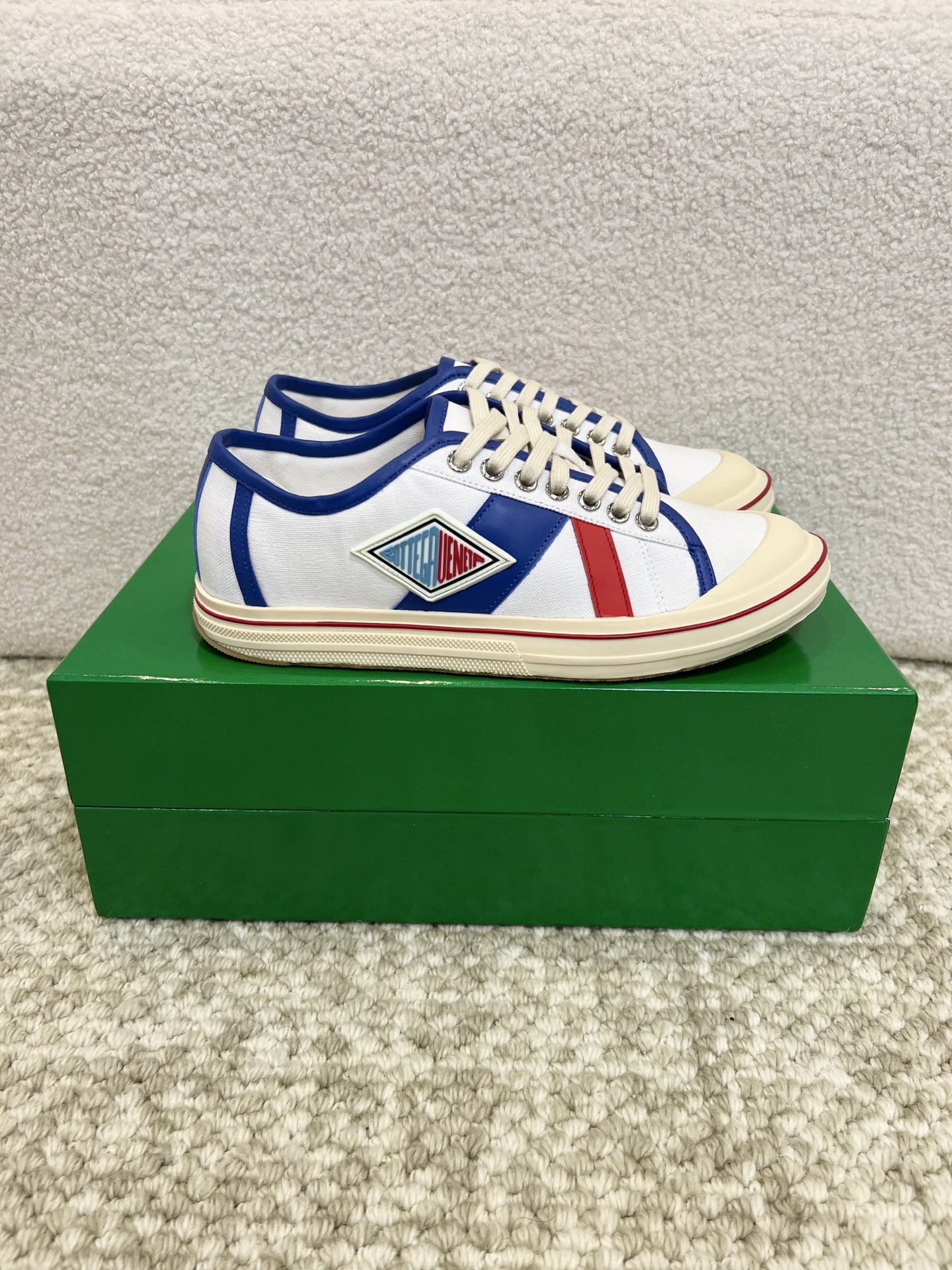 NO:236663,25 top-level new B V canvas shoes classic retro casual sneakers ~~~~~~~~ Spring top booking Xiaohongshu hits Celebrities Internet celebrity street photography catwalks imported shoes special canvas Fashion trendy color matching Original 1:1 mold opening TPU trademark Non-slip wear-resistant sole Your spring C-position boots are in place Materials Imported canvas from Italy Original fabric Size 35-40 Low top High top, casual shoes/sports shoes, boots, sneakers1986090925顶级走秀新款B V帆布鞋经典复古休闲运动鞋 ～～～～～～ 春日顶流预定 小红书爆款 明星 网红街拍走秀款 进口鞋材专用帆布 时尚潮流彩色搭配 原版1:1开模TPU商标 防滑耐磨大底 你的春季C位战靴已就位 材料意大利进口帆布 内里原版布料 尺码35-40 低帮 高帮,休闲鞋/运动鞋,boots,sneakers,Women's Shoes