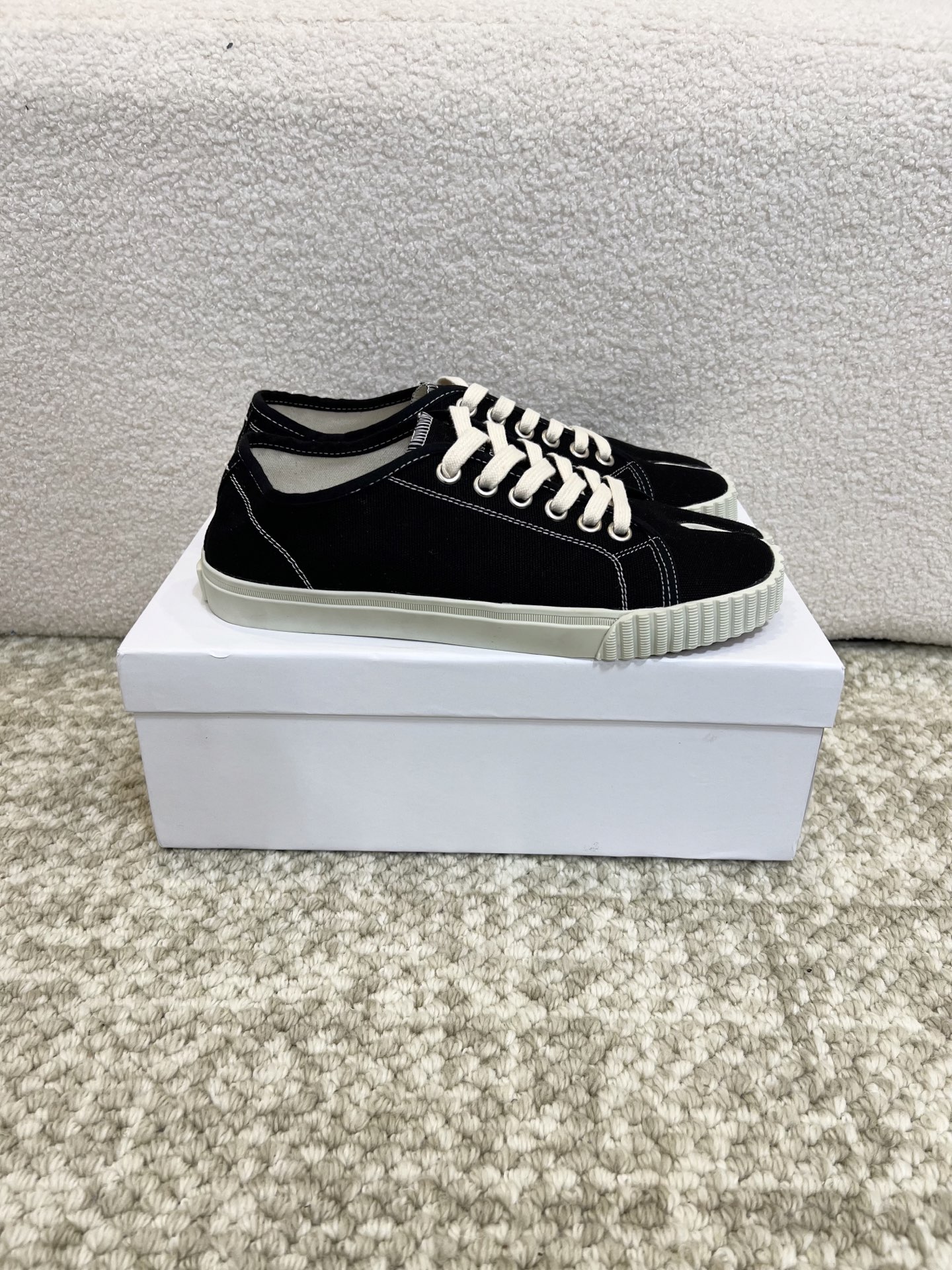 NO:236654,Guli Nazha's same couple model Maison Margiela MM6 show split-toe biscuit casual shoes Rebellious and low-key Avant-garde clip design has similarities with the main line Tabi split-toe design, full of artistic weirdness, which not only retains the elegant temperament of the main line, but also injects a rebellious cold personality. Upper material imported shoes material fabric Sole original outsole size women's model 35-40 men's model 39-46, split-toe shoes, masion margiela,masion margiela19860909古力娜扎同款情侣款Maison Margiela 马吉拉MM6秀款分趾饼干休闲鞋 反叛又低调的 前卫的夹脚设计与主线的Tabi分趾设计有着异曲同工之处,充满艺术气息的怪异感,既保留了主线优雅的气质,又注入了叛逆的冷峻性格 鞋面材质进口鞋材布料 鞋底原版大底 码数女款35-40 男款39-46,分趾鞋,masion margiela,masion margiela,Women's Shoes