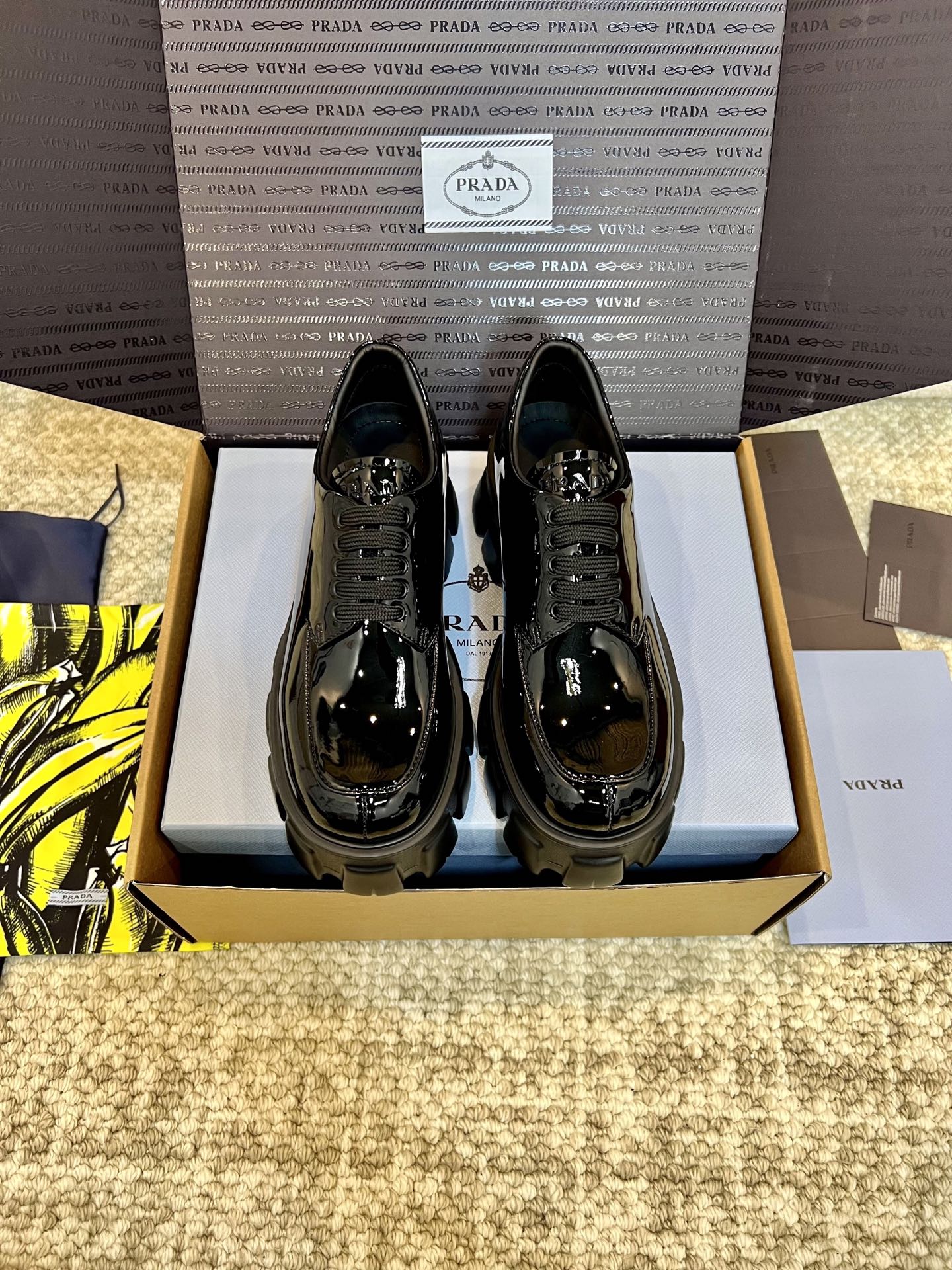 NO:225848,The upgraded version of the top-end aircraft box classic Prada ss summer sub-gloss leather classic triangle logo leads the favorite of fashionable ladies. The upper imported beaded beaded cowhide and the inner imported small sheepskin upper logo logo details IP foam sole lightweight and comfortable to walk without tiring. The front of this glossy leather derby shoes is decorated with an elegant contrasting color logo with distinctive features. Whether it is paired with shorts, trousers, wide-leg pants or small skirts, even a cool little suit, it is specially matched. The material is made of beaded beaded matte cowhide patent leather polished cowhide size 35-40, leather shoes, prada, prada, skirts, shorts, business suit, cowhide, sheepskin19860909升级版顶配飞机盒经典prada普拉达ss夏季亚亮面皮经典三角标,引领时尚的小姐姐们的最爱. 鞋面进口开边珠牛皮 内里进口小绵羊皮 鞋面logo徽标细节 IP发泡鞋底 质轻走路舒服不累 这款亮面皮革德比鞋的正面饰有优雅的撞色徽标,特色鲜明 这款鞋子无论是搭配短裤,长裤,阔腿裤还是小裙子,既便是酷酷的小西装,都是特别搭的, 材质开边珠 亚光牛皮 漆皮 擦色牛皮 尺码35-40,皮鞋,prada,prada,skirts,shorts,business suit,cowhide,sheepskin,Women's Shoes