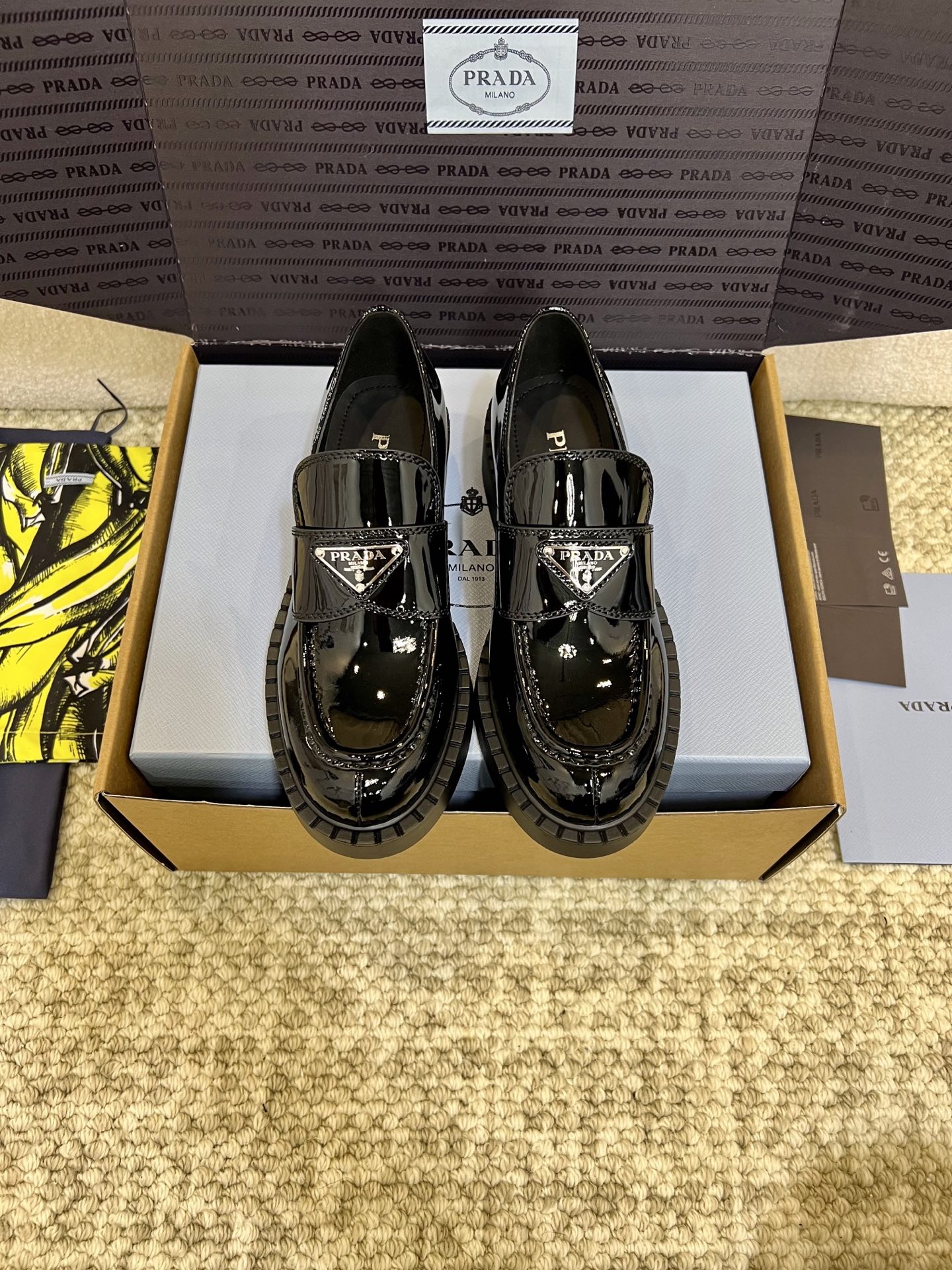 NO:225852,Upgrade top-end aircraft box classic Prada ss summer sub-gloss leather classic triangle logo leading the favorite of fashionable ladies. Upper logo logo details Original sole This gloss leather derby shoe is decorated with an elegant contrasting color logo on the front, with distinctive features. Whether it is paired with shorts, trousers, wide-leg pants or small skirts, even a cool little suit, it is specially matched. Material with open-edge beads, matte cowhide patent leather, polished cowhide inner sheepskin Size 35-40, leather shoes, prada, prada, skirts, shorts, business suit, cowhide, sheepskin19860909升级版顶配飞机盒经典prada普拉达ss夏季亚亮面皮经典三角标,引领时尚的小姐姐们的最爱. 鞋面logo徽标细节 原版鞋底 这款亮面皮革德比鞋的正面饰有优雅的撞色徽标,特色鲜明 这款鞋子无论是搭配短裤,长裤,阔腿裤还是小裙子,既便是酷酷的小西装,都是特别搭的, 材质开边珠 亚光牛皮 漆皮 擦色牛皮 内里羊皮 尺码35-40,皮鞋,prada,prada,skirts,shorts,business suit,cowhide,sheepskin,Women's Shoes