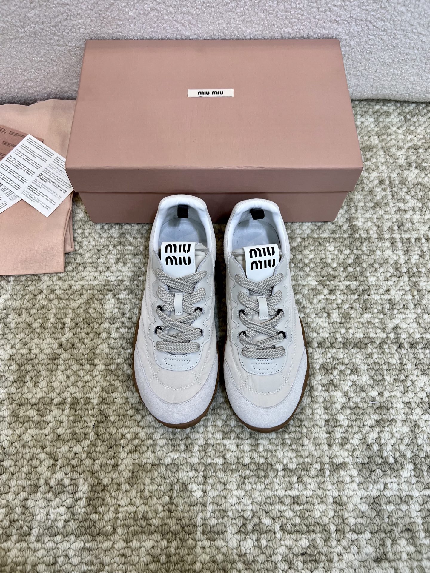 NO:232320,Miumiu Miu casual shoes 2025 early spring and summer new lace-up Miu Miu show craftsmanship comes from the details of the Miu Miu series. New season multi-color color patchwork and trend elements 1. The concept of the love at this moment is diverse and contradictory, conveying modern style~ It looks good no matter how you wear it. It looks very comfortable to wear. It is super comfortable to wear. The fabric is imported, the breathable mesh fabric, the inner terry cloth, the outsole wear-resistant Oxford raw rubber sole, the size of women's size 35-40, the accessories are required, the casual shoes/sports shoes, miumiu, sneakers19860909miumiu缪缪休闲鞋2025早春夏新款系带MiuMiu秀场工艺来自Miu Miu系列的细节特写 新季多色 拼色拼接潮流要素一 与此刻挚爱的概念,多元对撞,传达现代风格~ 怎么穿都好看今夏时髦精最爱 看起来不怎么舒服 上脚超级舒服 面料进口对版透气网布 内里毛巾布里 大底耐磨牛津生胶底 码数女码35-40 需要配饰加20,休闲鞋/运动鞋,miumiu,sneakers,Women's Shoes