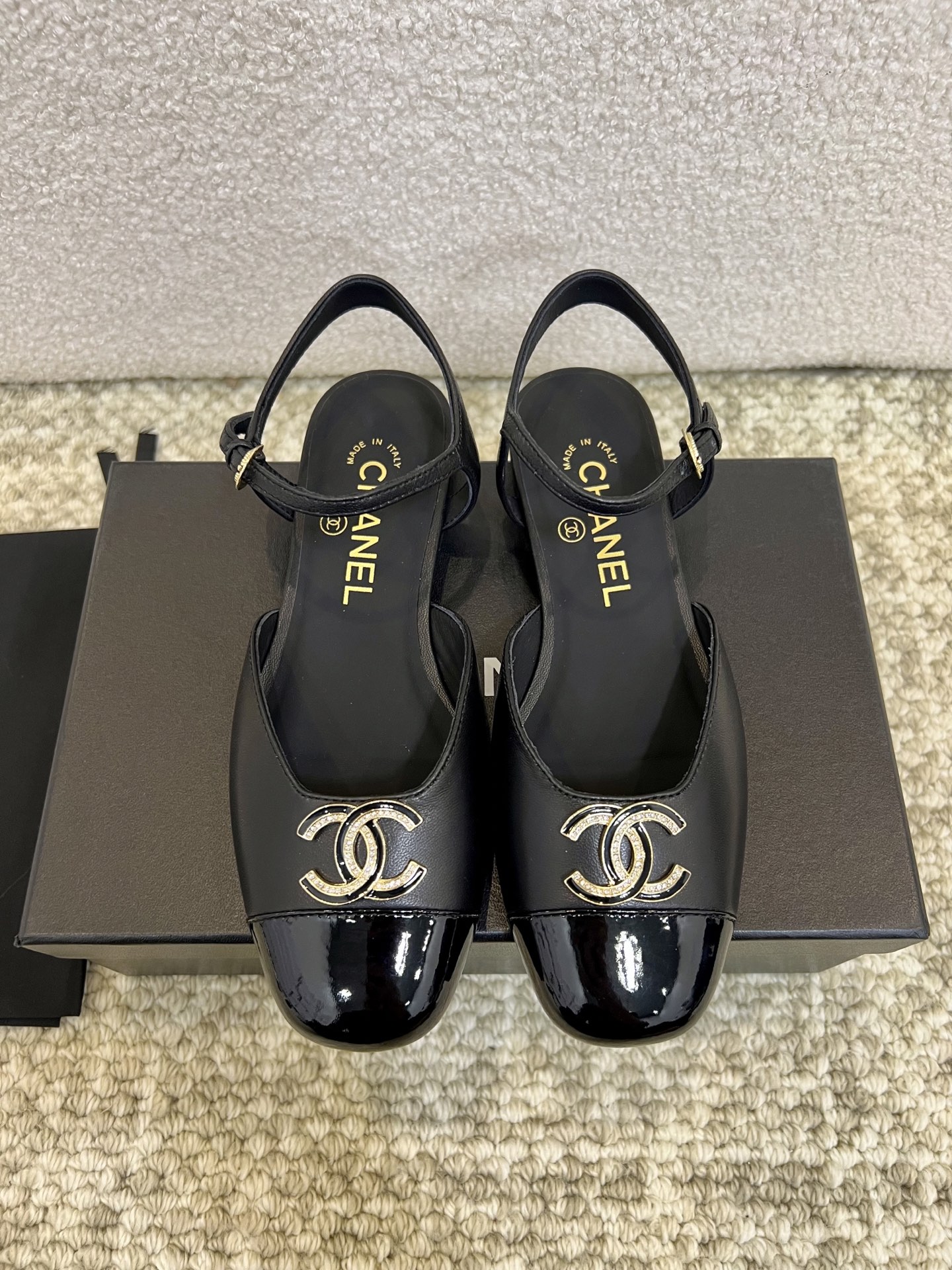 NO:225834,Chanel Chanel spring and summer new double C pearl Mary Zhen Xiaoxiang's beautiful Mary Zhen sandals are extremely sweet, beautiful to the point of foul, round square head design, cute and cute~ Rhinestone/Pearl Logo, super online, it looks like a rich girl, I thought it looks good, I know how easy it is to wear it with my feet~ Customized lambskin on the upper, inner/foot-up sheepskin soles Italian leather outsole Size 35-40, sandals, chanel, chanel, sandals, mary jane, sheepskin, Leather soles19860909Chanel 香奈儿春夏新款双C珍珠玛丽珍 小香家绝美玛丽珍凉鞋 甜度爆表 美到犯规 圆方头设计 呆萌可爱～水钻/珍珠Logo 颜值超级在线 穿起来就是富家千金的即视感 本以为就是好看 上脚才更知道它有多好穿～ 鞋面定制小羊皮 内里/垫脚羊皮 鞋底意大利真皮大底 码数35-40,凉鞋,chanel,chanel,sandals,mary jane,sheepskin,Leather soles,Women's Shoes