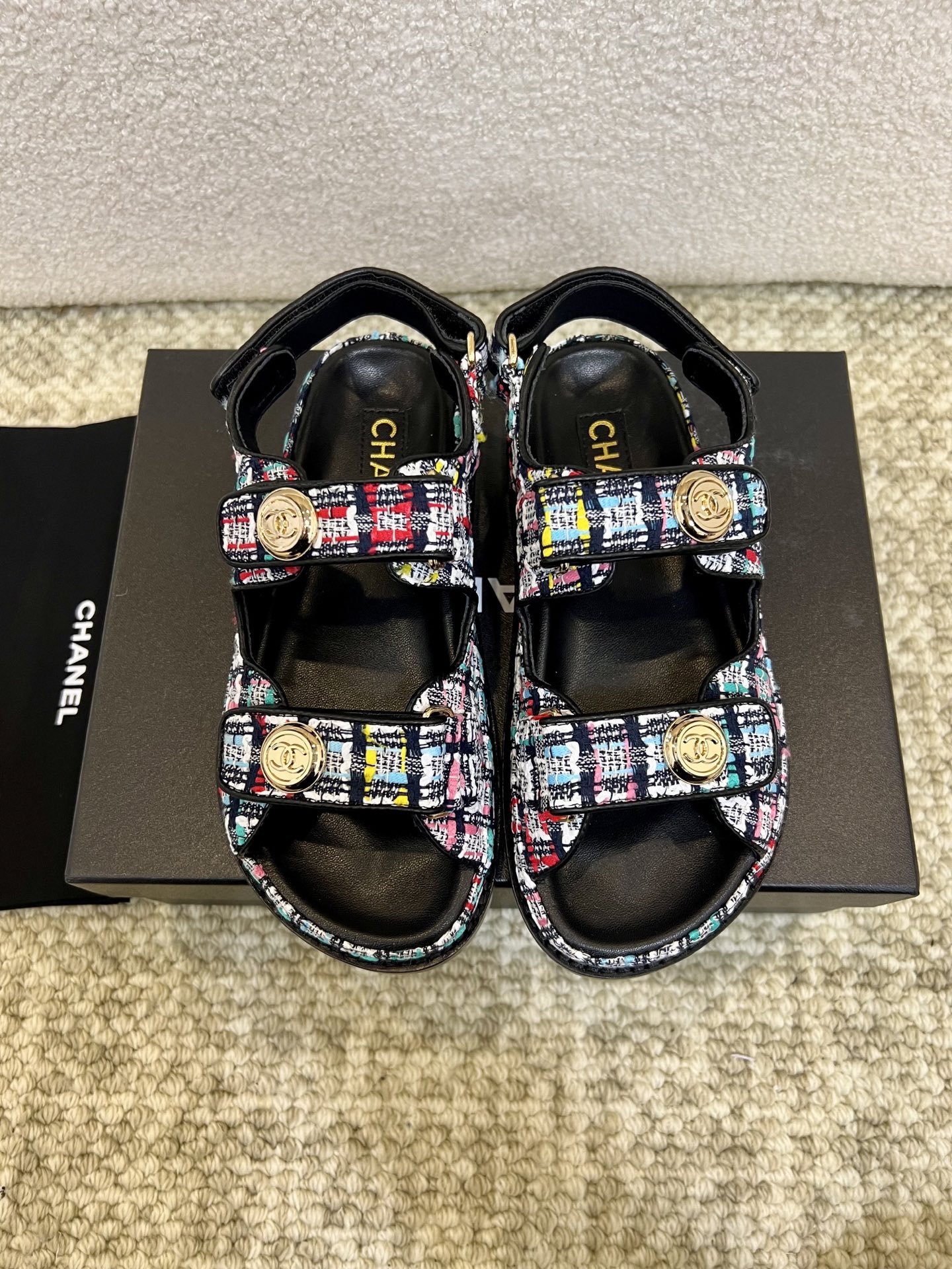 NO:225824,Top version [Chanel] Xianger's new Velcro beach sandals, original 11 heavy industry, ZP shoe last replica classic perfect visual original custom top imported materials!  Materials oily cowhide, inner sheepskin, reverse velvet, genuine leather outsole 35-41 (41 order) (cloth sandals, oily sandals), slippers sandals, chanel, sandals, slippers, cowhide, sheepskin, Leather soles19860909顶级版本【Chanel】香儿新款魔术贴沙滩凉鞋 原版11重工打造,ZP鞋楦复刻经典的完美视觉原版定制顶级进口材料！ 材料油腊牛皮 内里羊皮 反绒 真皮大底 35—41（41订）(布凉鞋 油腊皮凉鞋),拖鞋凉鞋,chanel,sandals,slippers,cowhide,sheepskin,Leather soles,Women's Shoes