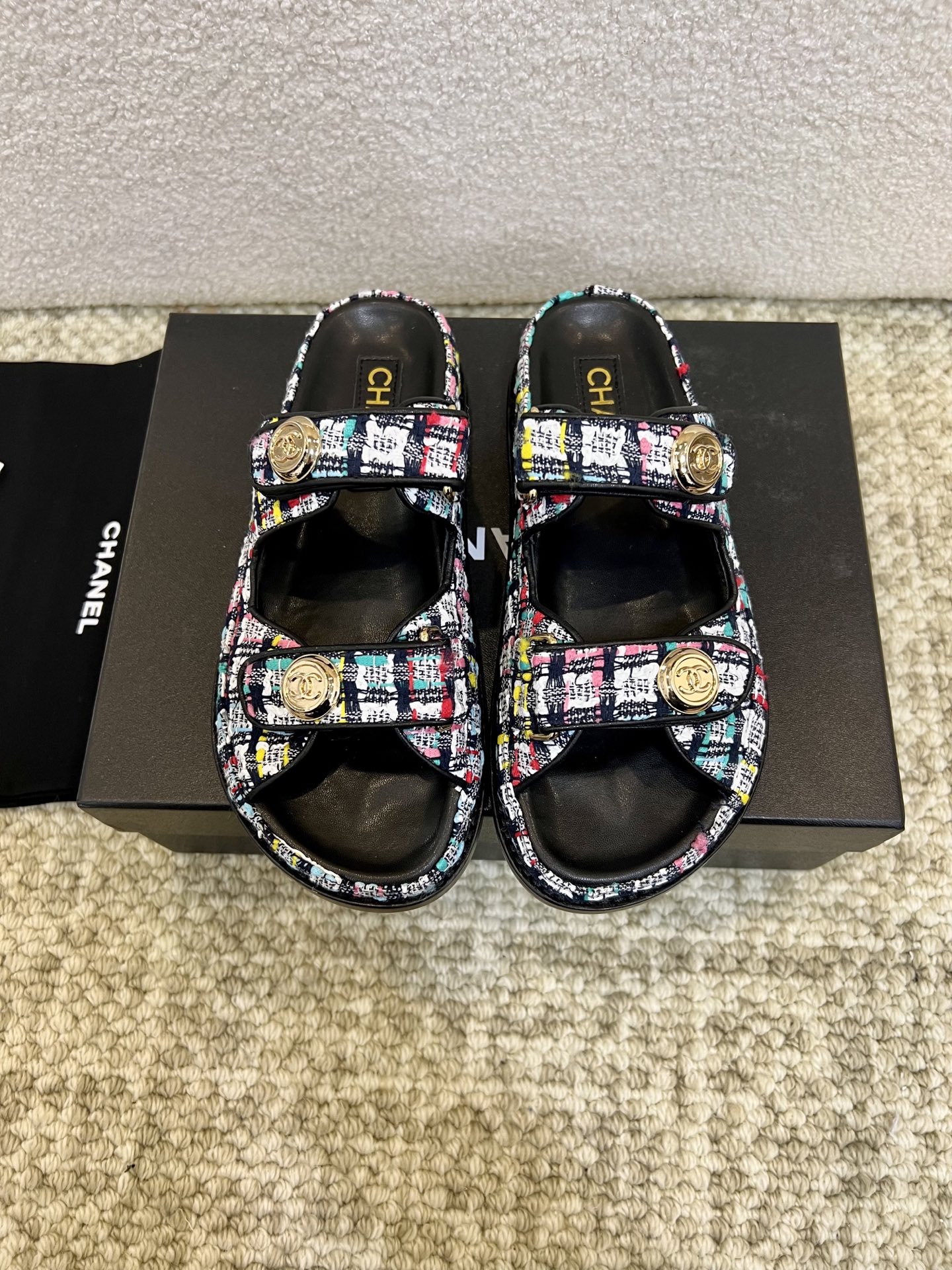 NO:225829,Top version [Chanel] Xianger's new Velcro beach sandals, original 11 heavy industry, ZP shoe last replica classic perfect visual original custom top imported materials!  Materials oily wax cowhide inner sheepskin reverse velvet genuine leather sole 35-41 (41 order) (cloth slippers oily wax sandals), slippers sandals, chanel, sandals, slippers, cowhide, sheepskin, Leather soles19860909顶级版本【Chanel】香儿新款魔术贴沙滩凉鞋 原版11重工打造,ZP鞋楦复刻经典的完美视觉原版定制顶级进口材料！ 材料油腊牛皮 内里羊皮 反绒 真皮大底 35—41（41订）(布拖鞋 油腊皮凉鞋),拖鞋凉鞋,chanel,sandals,slippers,cowhide,sheepskin,Leather soles,Women's Shoes