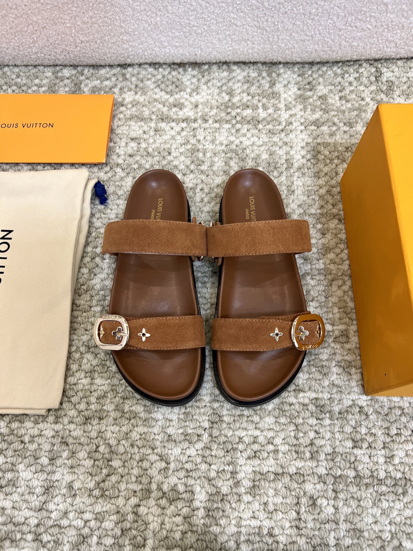 NO:225862,LOUIS *UITTON LV European and American style fashionable sandals, the latest Louis Vuitton traditional spring and summer new products, the counter focuses on the latest series, hard goods are on the newest, purchasing level!  Full of high-end feeling!  A popular model that domestic and foreign bloggers are retro and fashionable, and is so beautiful!  Official website main model, upper top layer cowhide   special craft printing, inner lining, imported sheepskin lining, sole TPU wear-resistant sole, shoe size 35-40 printing style, plain style, slippers, sandals, louis vuitton, louis vuitton, louis vuitton, sandals, slippers, cowhide, sheepskin19860909LOUIS *UITTON LV欧美风时尚凉鞋 最新款路易威登传统春夏新品 专柜主打最新款系列 硬货上新 代购级别！高级感十足！国内外博主刷爆的一款 复古又时髦 上脚美炸了！官网主推款 鞋面头层牛皮  特殊工艺印花 内里 进口羊皮里 鞋底TPU耐磨大底 鞋码 35-40 印花款批 素面款批,拖鞋凉鞋,louis vuitton,louis vuitton,louis vuitton,sandals,slippers,cowhide,sheepskin,Women's Shoes