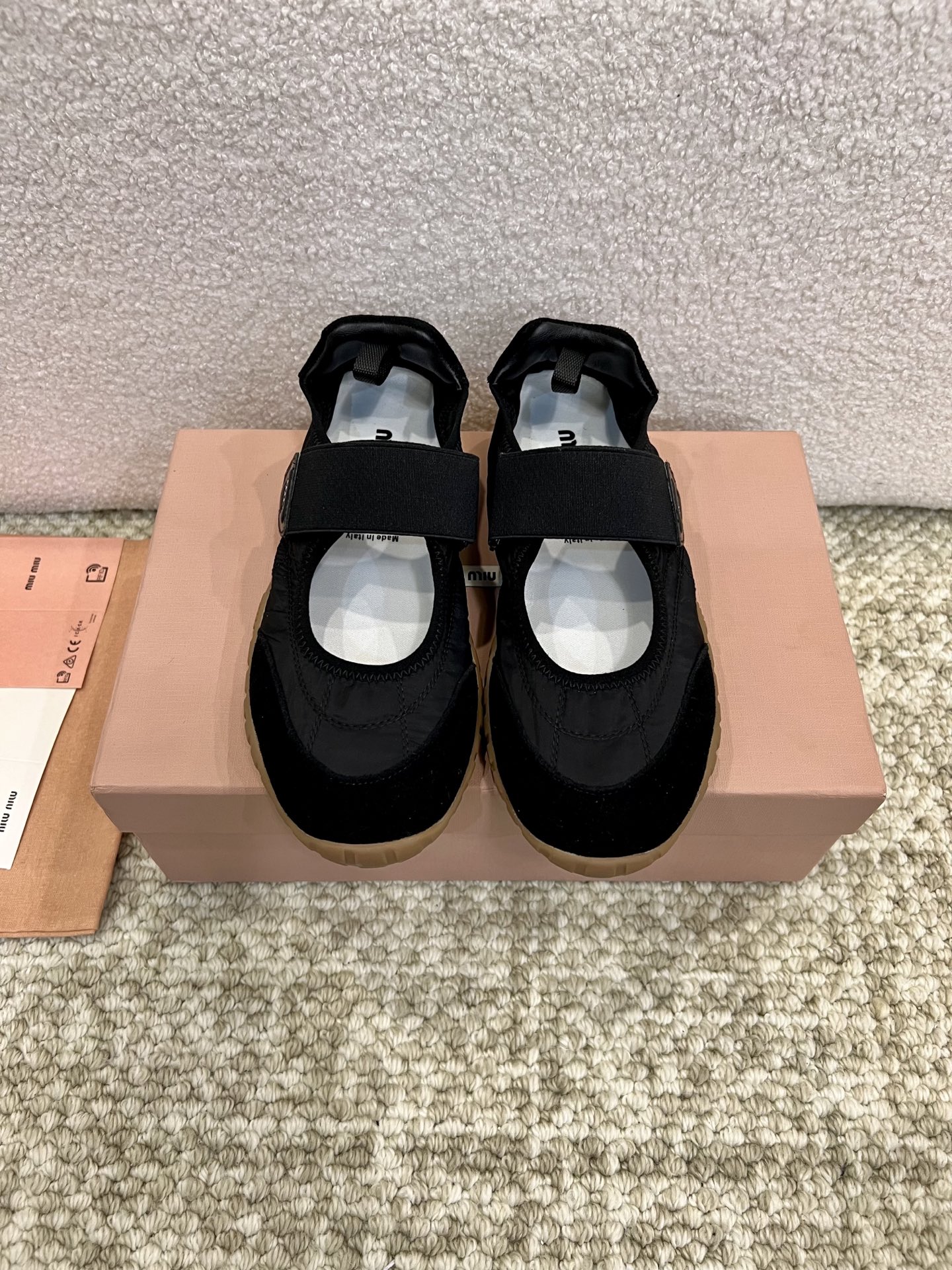 NO:408666,MiuMiu 25ss Spring and Summer Show Mary Zhen's new style, single strap shoes, ballet shoes, the most worth buying single shoes this year!  Many internet celebrities are on their feet. Miumiu is really cool and spicy this autumn and winter. Limited versions are very difficult to buy in the counter. The foot feels great!  Original ZP development, upper with back fleece genuine leather splicing sheepskin inner lining: sheepskin lining original open molded sole size: 35~40 (41 can be customized), Mary Jane, miumiu, mary jane, sheepskin19860909MiuMiu 缪缪25ss春夏走秀玛丽珍新款,一字背带单鞋 芭蕾舞鞋 今年最值得入手的单鞋 ！超多网红明星上脚 miumiu今年秋冬确实泰酷辣 秋冬限定款 专柜非常难买 脚感超赞！原版ZP开发 鞋面反绒真皮拼接羊皮 内里:羊皮内里 鞋底原版开模大底 码数:35~40(41可订做）,玛丽珍,miumiu,mary jane,sheepskin,Women's Shoes