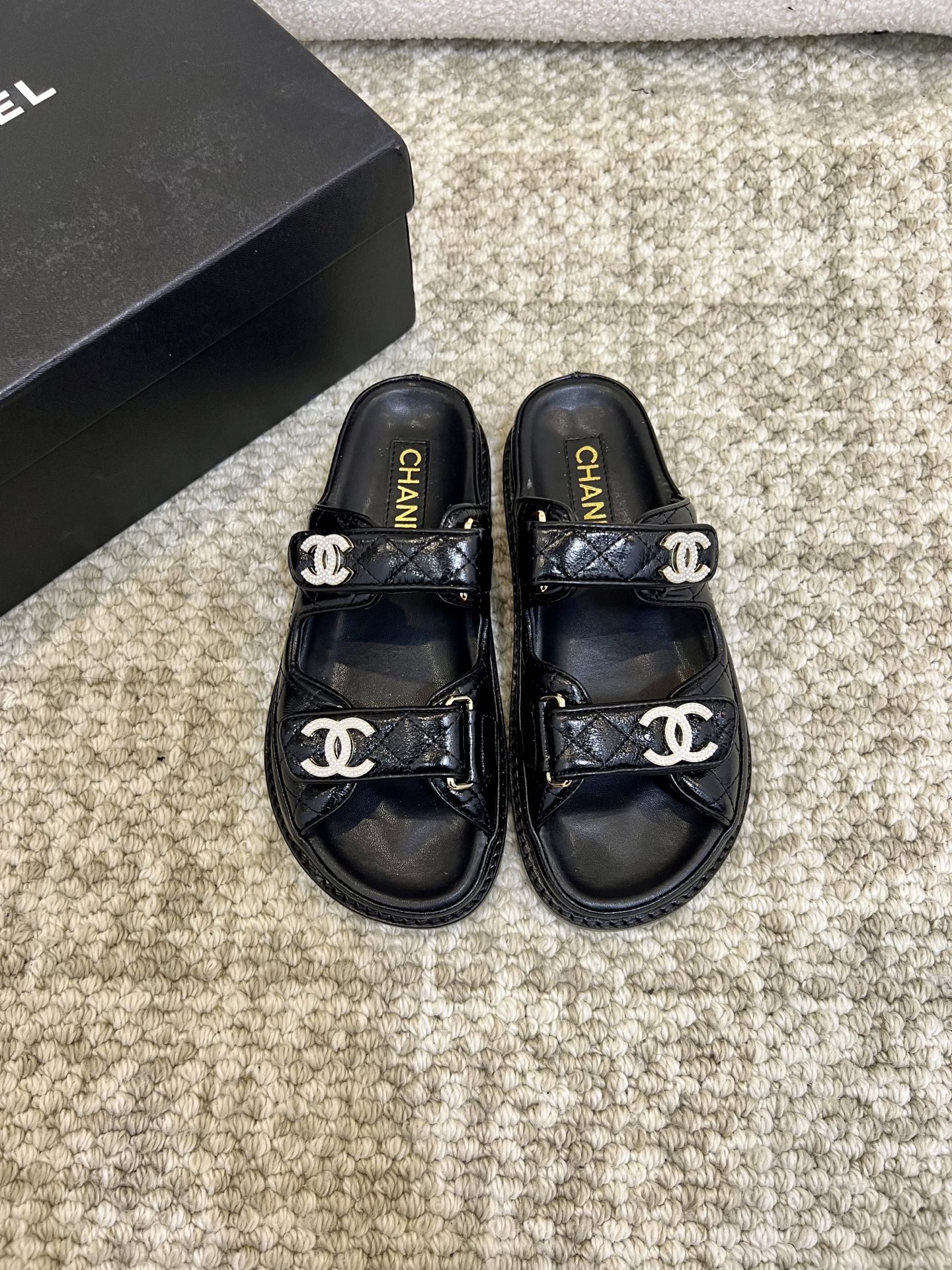 NO:408679,Top version [Chanel] Xianger 2025 new Velcro beach sandals, original 11 heavy industry, ZP shoe last replica of the perfect visual original customization of the classic 360 top imported materials!  Material oil wax cowhide inner sheepskin leather outsole 35-41 (41 order), slippers, chanel, sandals, slippers, cowhide, sheepskin, Leather soles19860909顶级版本【Chanel】香儿2025新款魔术贴沙滩凉鞋 原版11重工打造,ZP鞋楦复刻经典360的完美视觉原版定制顶级进口材料！ 材料油腊牛皮 内里羊皮 真皮大底 35—41（41订),拖鞋,chanel,sandals,slippers,cowhide,sheepskin,Leather soles,Women's Shoes