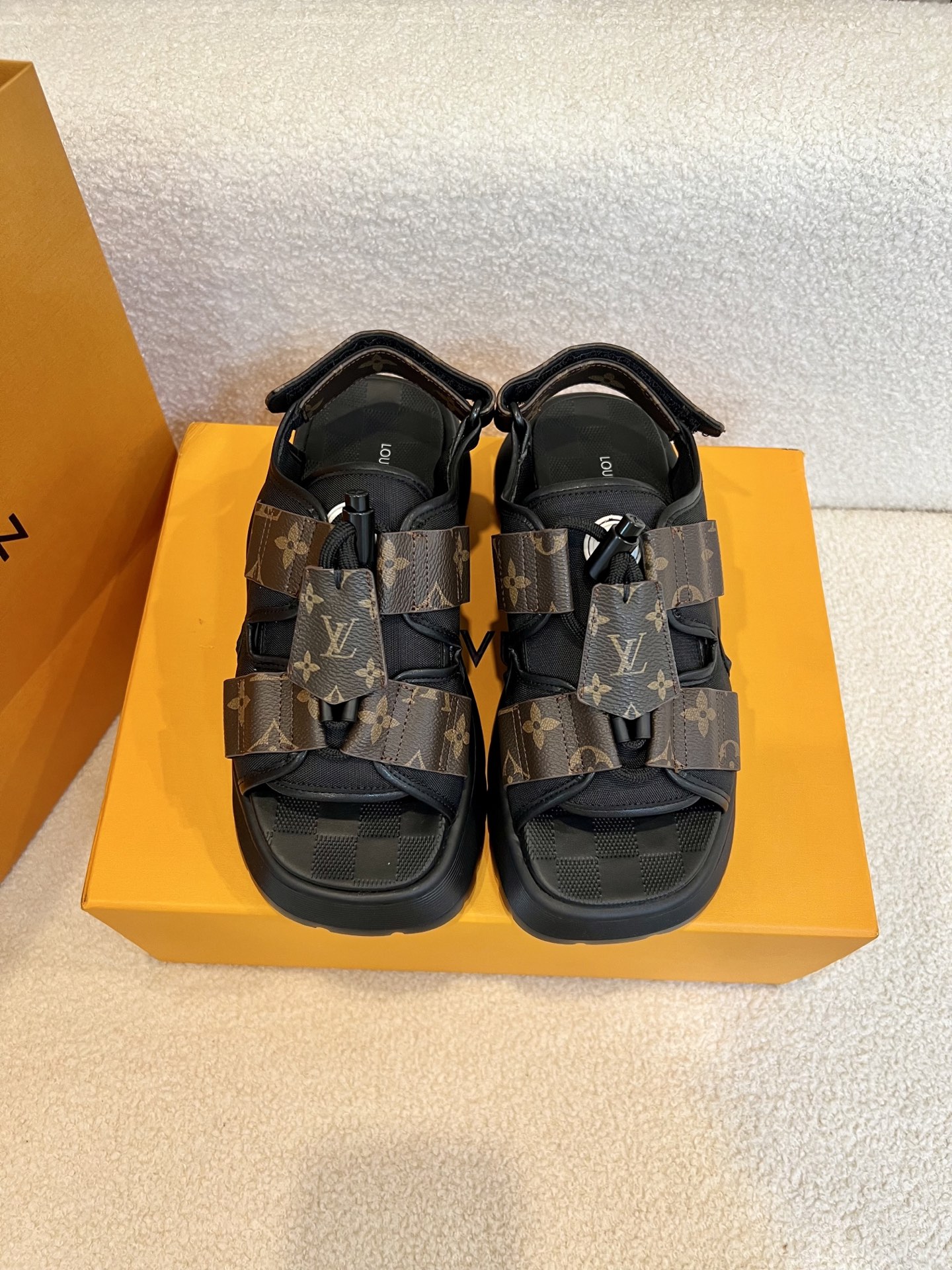 NO:408675,LOUIS *UITTON LV European and American style fashionable thick-soled sandals, the latest Louis Vuitton traditional spring and summer new products, the counter focuses on the latest series, hard goods are on the newest, purchasing level!  Full of high-end feeling!  A popular model that domestic and foreign bloggers are retro and fashionable, and is so beautiful!  Official website main model, upper top layer cowhide + special craft printing, inner lining, original net, sole TPU wear-resistant sole, shoe size 35-40, sandals, louis vuitton, louis vuitton, louis vuitton, louis vuitton, sandals, cowhide19860909LOUIS *UITTON LV欧美风时尚厚底凉鞋 最新款路易威登传统春夏新品 专柜主打最新款系列 硬货上新 代购级别！高级感十足！国内外博主刷爆的一款 复古又时髦 上脚美炸了！官网主推款 鞋面头层牛皮 +特殊工艺印花 内里 原版网里 鞋底TPU耐磨大底 鞋码 35-40,凉鞋,louis vuitton,louis vuitton,louis vuitton,sandals,cowhide,Women's Shoes