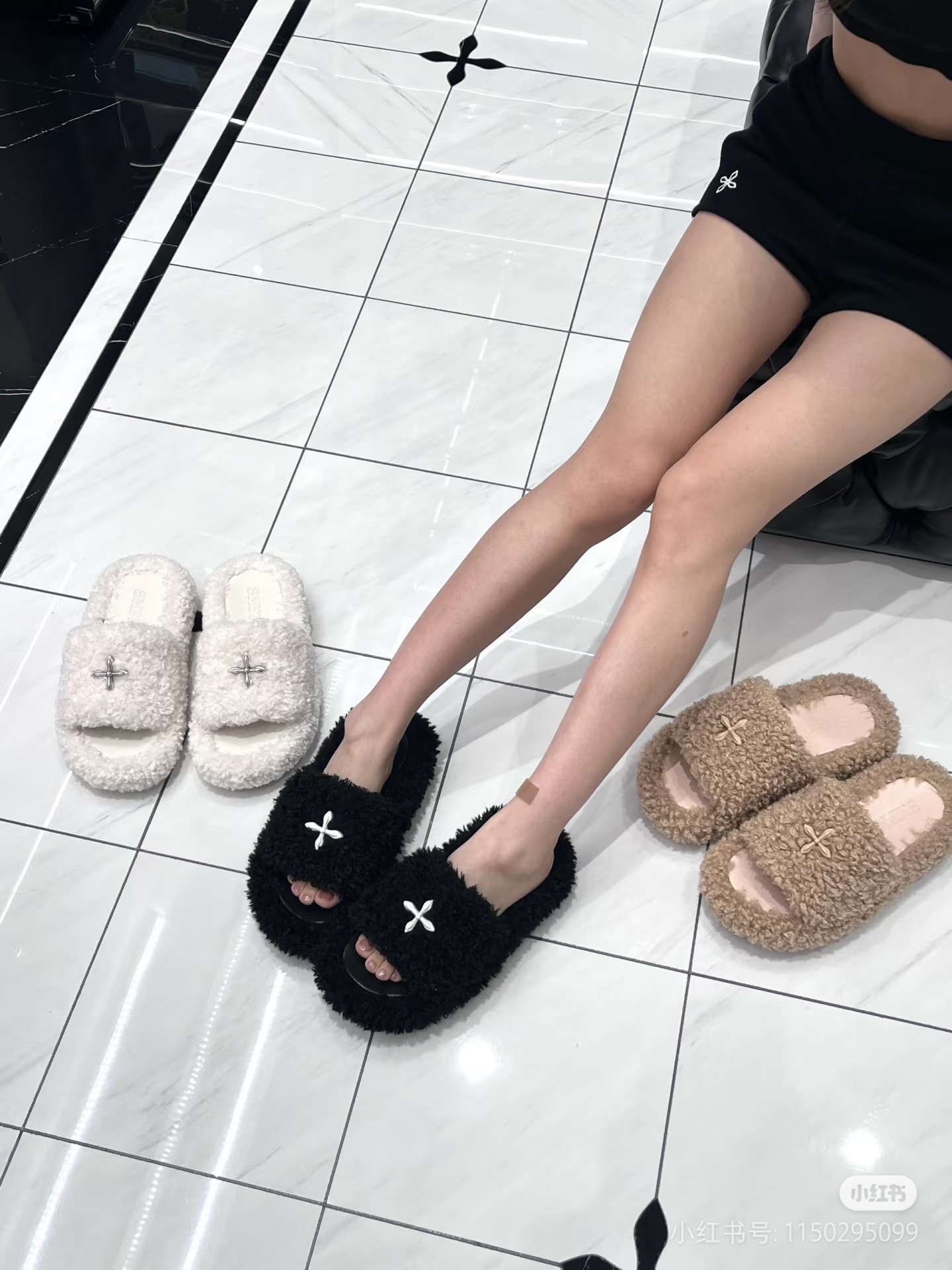 NO:681356,() 25SS fur toe shoes, the latest popular cross-flower slippers, thick soles, casual, versatile minimalist style national trend, the new work inherits the popular elements of many brands, it is bound to be a hit, super cool, dark and versatile style, made of high-density breathable cow leather, equipped with a comfortable thick sole of moderate height, the details also ensure that the wear is secure and not easy to shift. The fabric is imported from the original, custom-made and comfortable long curly hair, and the lining is imported cow leather  The sole is original open-molded cross-shaped rubber outsole with super soft water platform. The sole thickness is 4CM. Size: women's 35-40, furry shoes and slippers, slippers, cowhide19860909（） 25SS毛托鞋 最新火爆款十字花 拖鞋 厚底 休闲 百搭的极简风国潮,新作继承了诸多品牌制胜的流行元素,势必大热 超级酷 黑暗百搭风 采用高密度透气牛皮革 ,配有高度适中的舒适厚底,细节还确保穿着稳妥不易移位 面料原版进口定制舒适长卷花毛 内里进口牛皮革  鞋底原版开模十字花成型橡胶大底加超软水台 底厚4CM Size:女款35-40,毛毛鞋拖鞋,slippers,cowhide,Women's Shoes