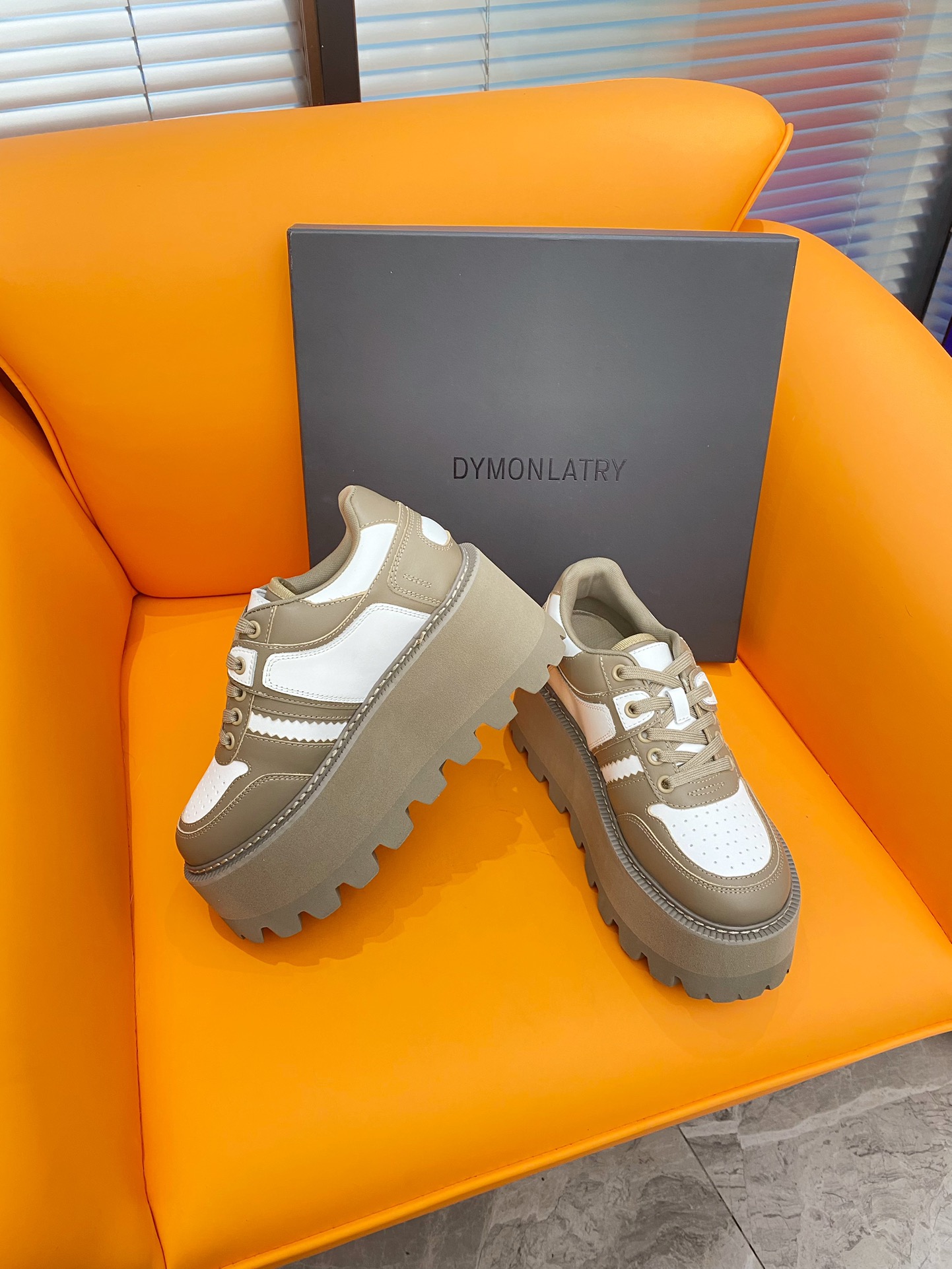 Dymonlatry 2023: Red-Hot Pancreas Half-Loaf Shoes for Fashionable Girls - 图片 4
