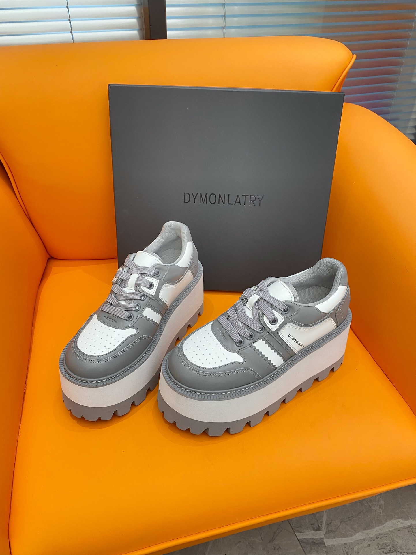 Dymonlatry 2023: Stylish Half-Loaf Shoes with Red-Hot Pancreas Fabric - 图片 2