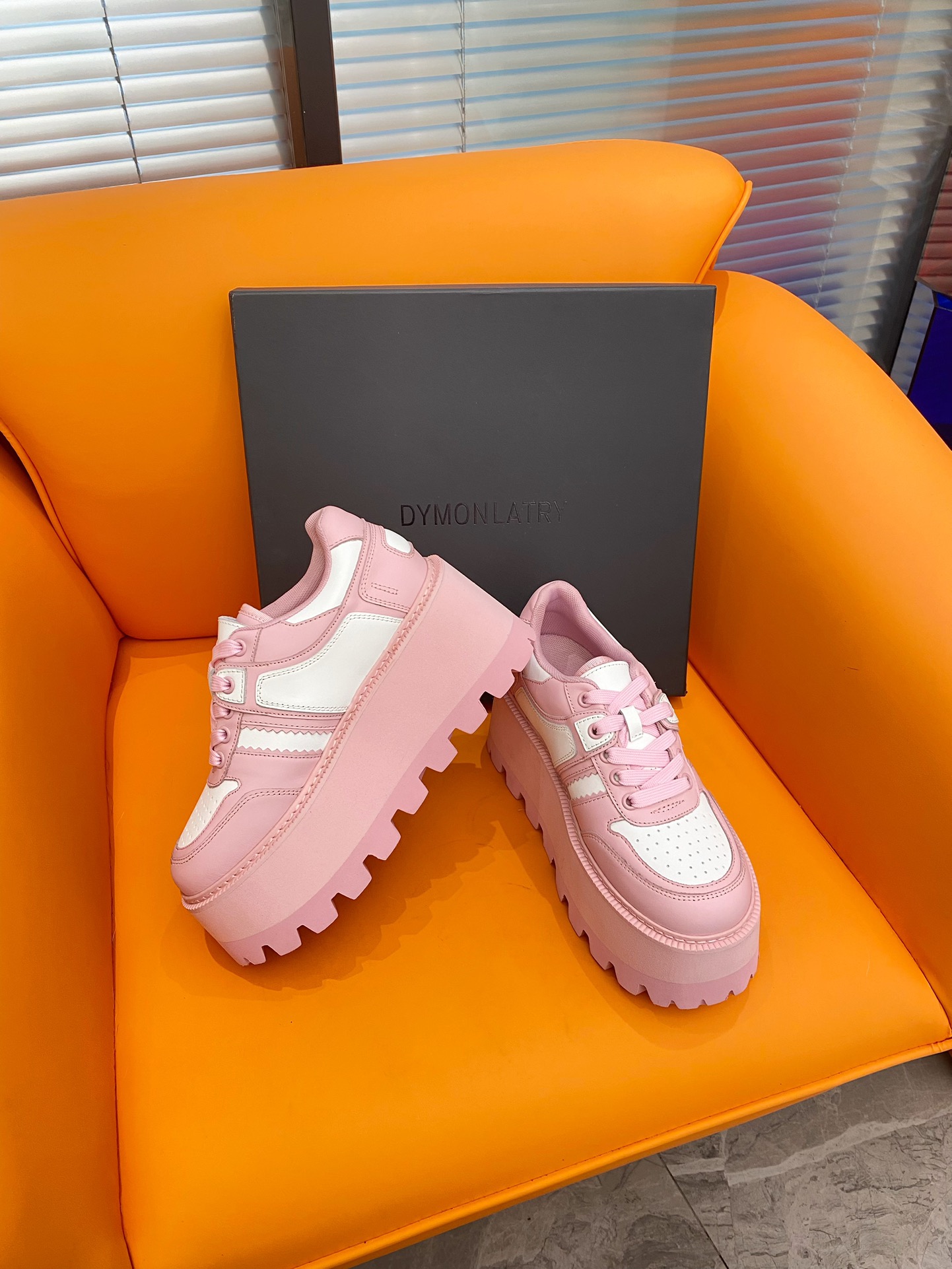 Dymonlatry 2023: Red-Hot Pancreas Half-Loaf Shoes for Fashionable Girls - 图片 4