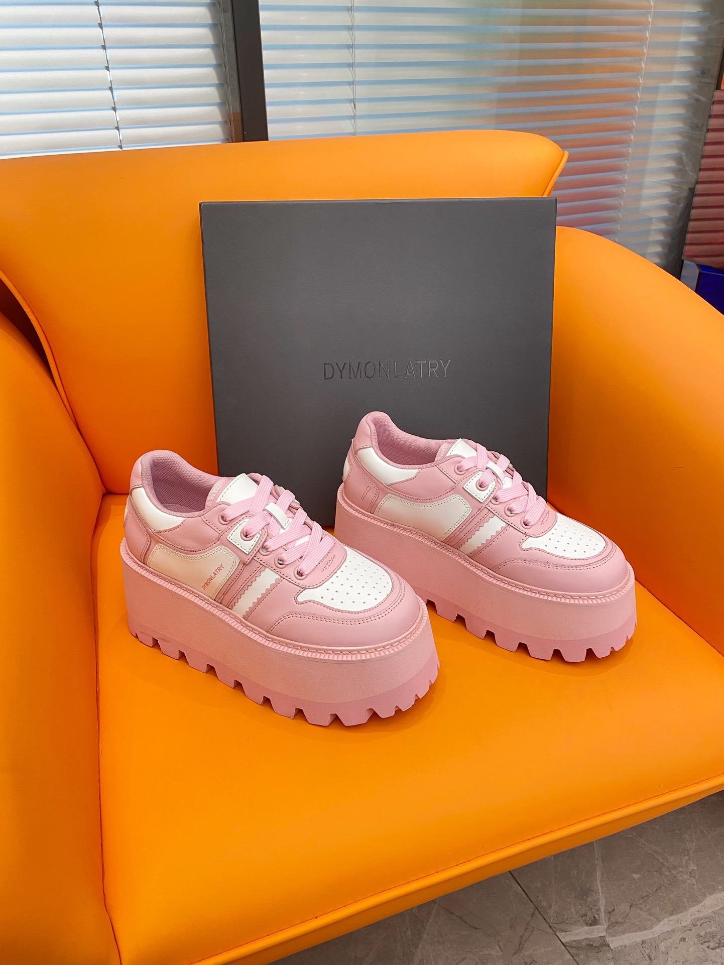 Dymonlatry 2023: Red-Hot Pancreas Half-Loaf Shoes for Fashionable Girls - 图片 2