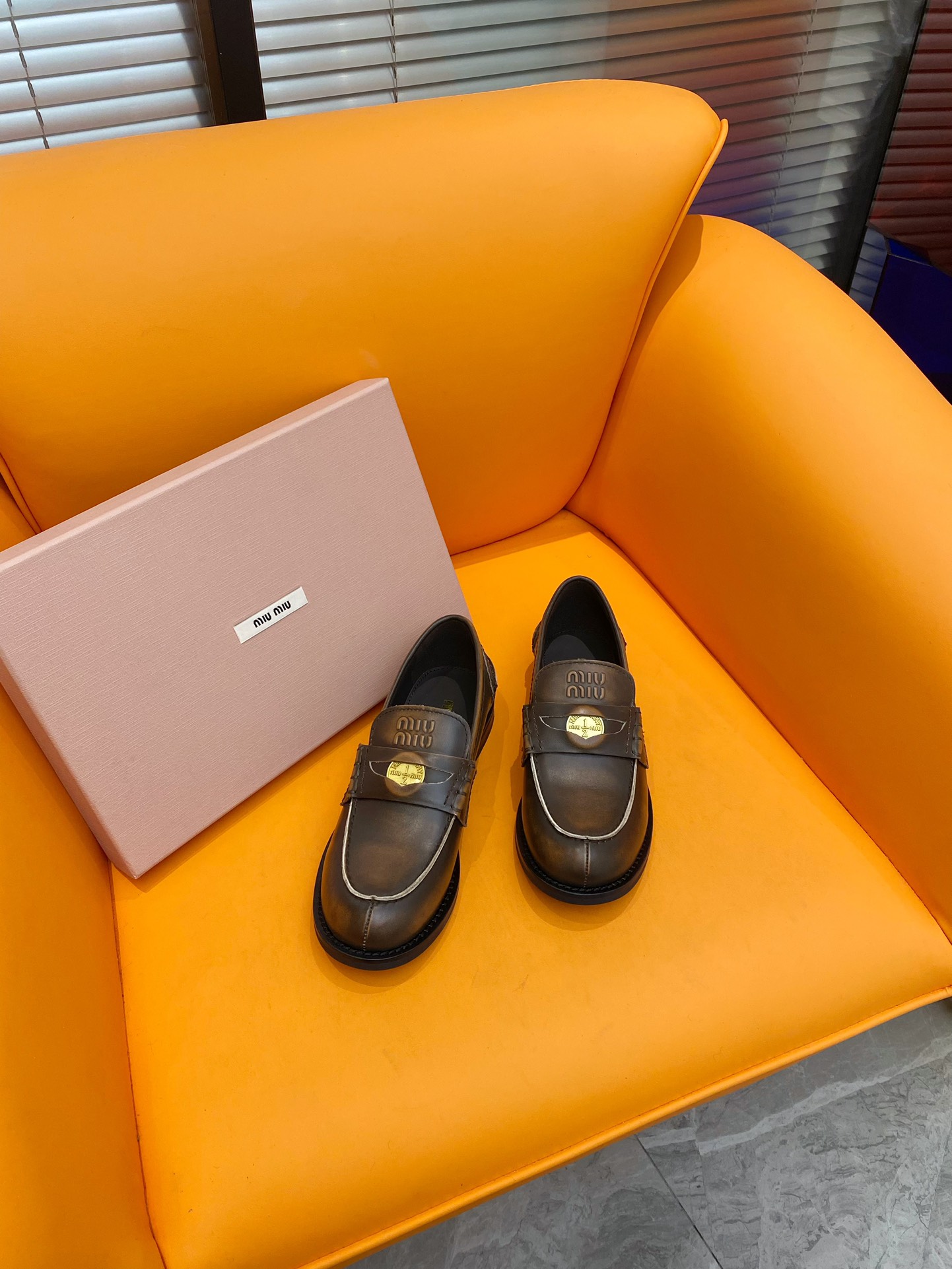 NO:232985,Top quality MiuMiu 23FW catwalk gold coins loafers Miu girls’ new color loafers is here!  This year's retro and old new colors!  Miu is so popular this year!  They are all that kind of old leather. They look super good when worn. The fashion trendsetter. The upper is polished cowhide. The original molded and sole is opened. The size is 35-39 (40 customized and not returned or exchanged), loafers, miumiu, loafers, cowhide19860909顶级品质 MiuMiu 23FW 走秀金币乐福鞋 Miu女孩们的新色乐福来啦！今年的复古做旧的新色！今年Miu爆火的不要不要的！都是那种做旧的皮质 穿上超好看 时尚界的弄潮儿 鞋面擦色牛皮 大底原版开模大底 码数35-39（40定制不退换）,乐福鞋,miumiu,loafers,cowhide,Women's Shoes