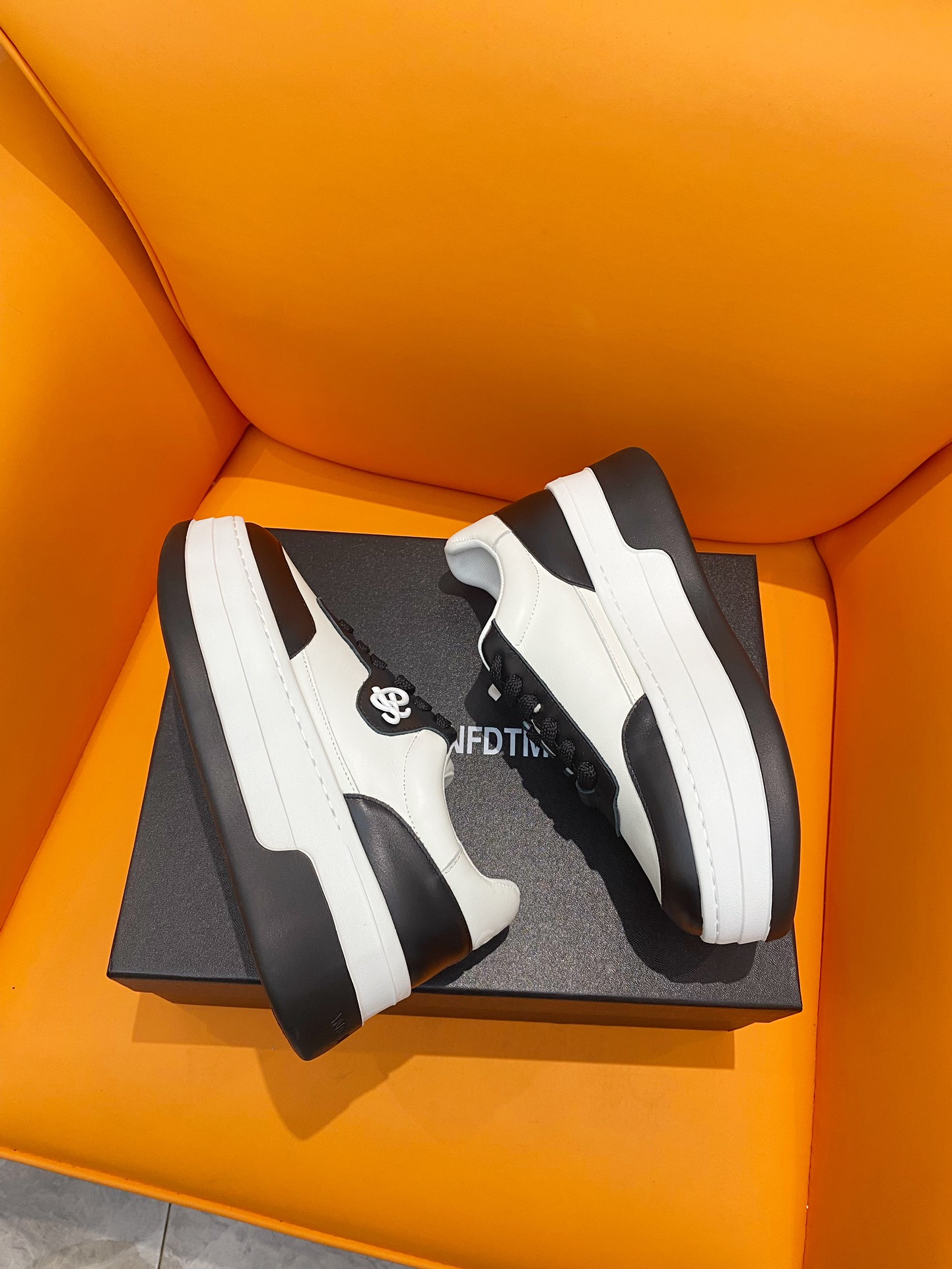 Fashionable White Shoes with Abstract Architectural Design, 6 CM Height Increase Offered - 图片 8