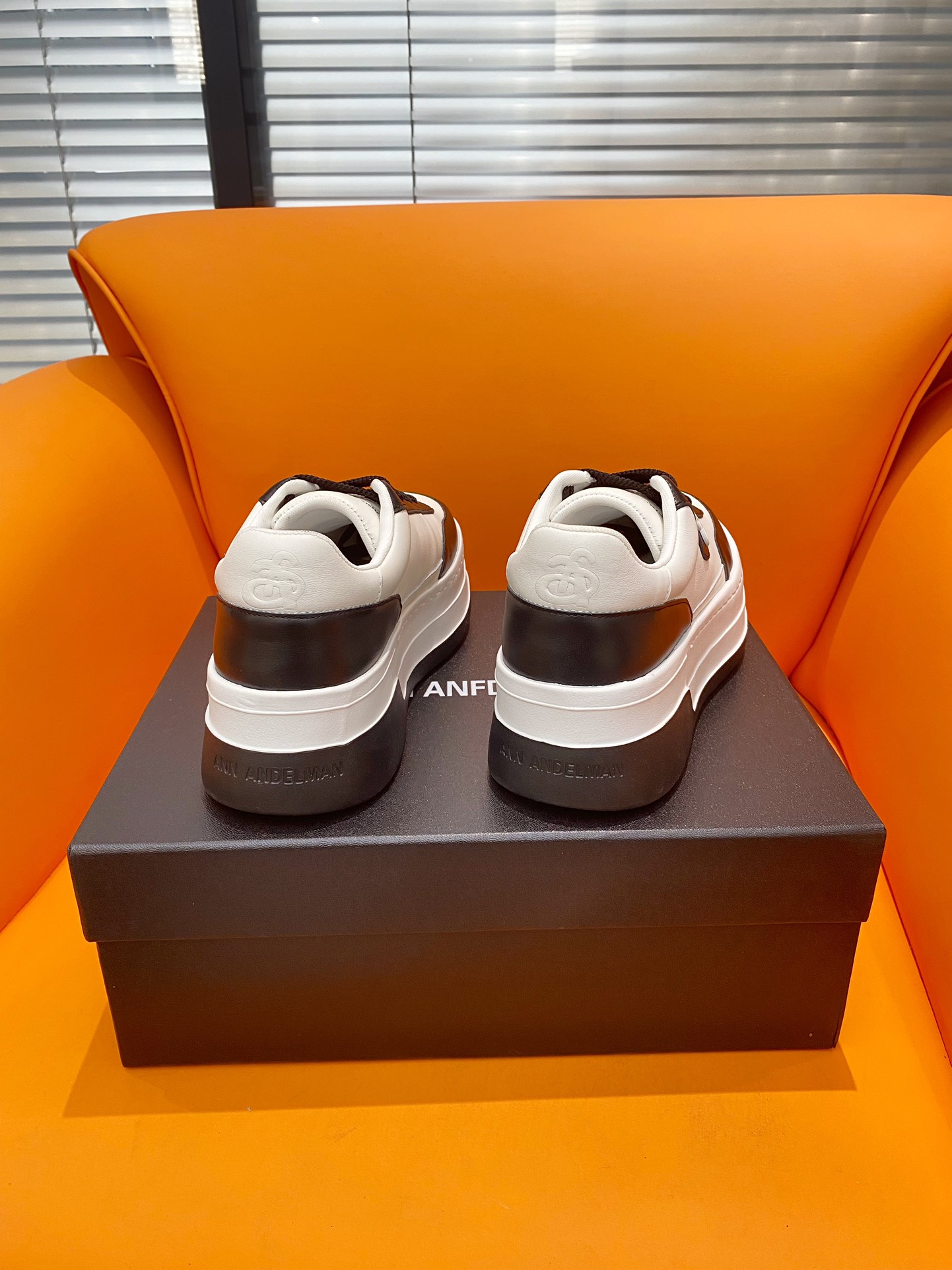 Fashionable White Shoes with Abstract Architectural Design, 6 CM Height Increase Offered - 图片 7