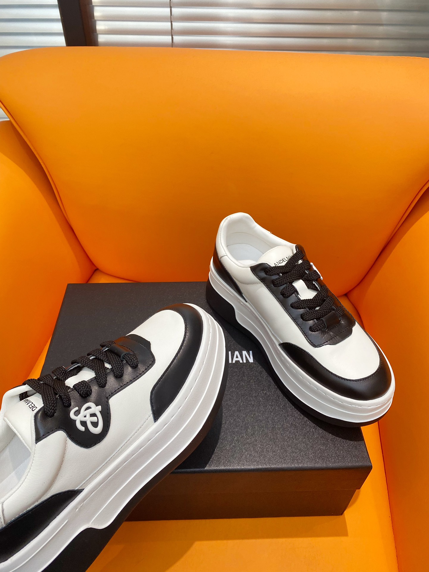 Fashionable White Shoes with Abstract Architectural Design, 6 CM Height Increase Offered - 图片 4