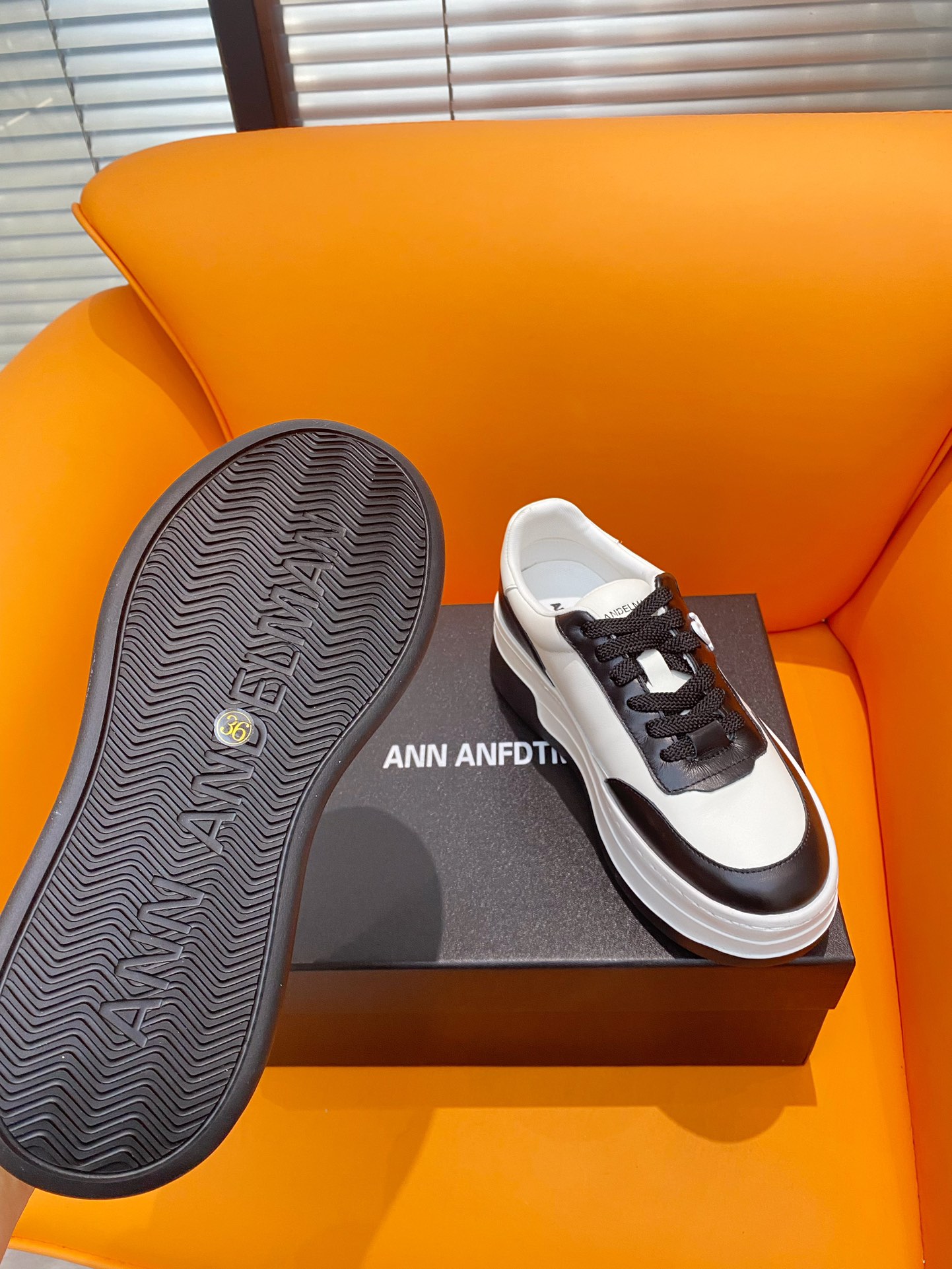 Fashionable White Shoes with Abstract Architectural Design, 6 CM Height Increase Offered - 图片 9